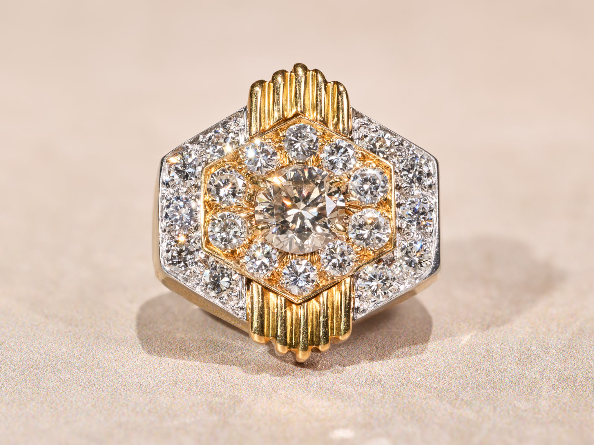 The David: Vintage David Webb Signed ring In Platinum and 18 Karat Yellow Gold - Image 2
