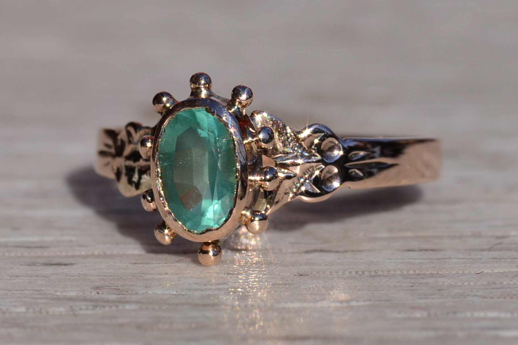 The Luton: Antique Ladies 14K Rose Gold Ring set with 0.48 CT Colombian Emerald - Image 3