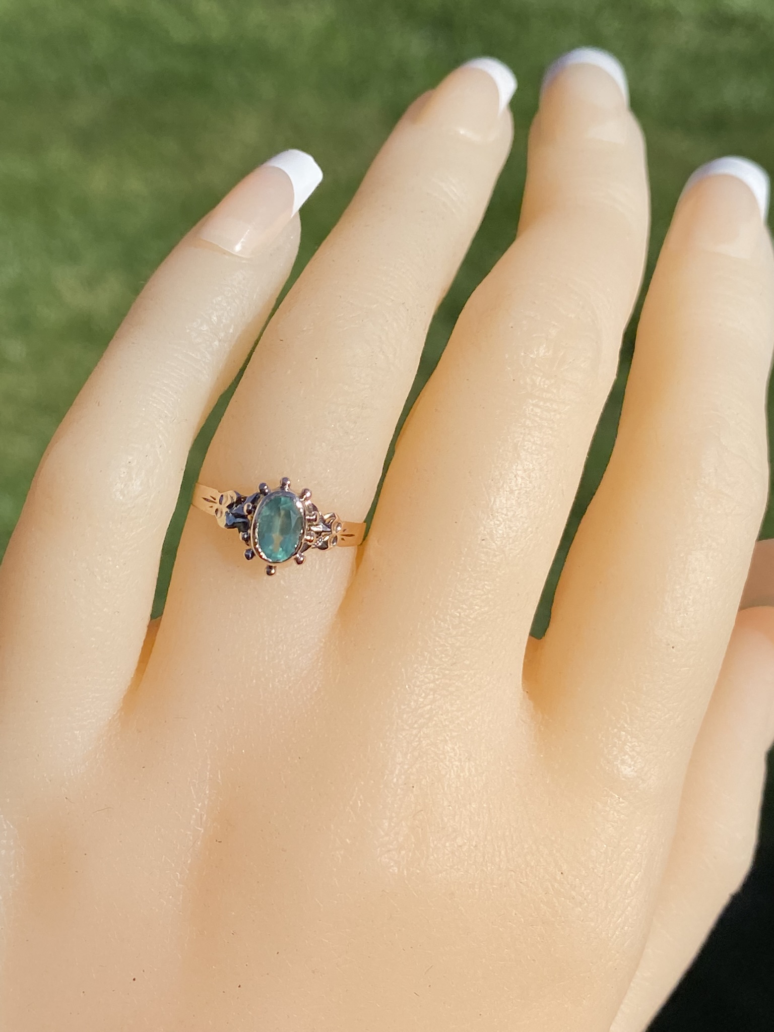 The Luton: Antique Ladies 14K Rose Gold Ring set with 0.48 CT Colombian Emerald - Image 8