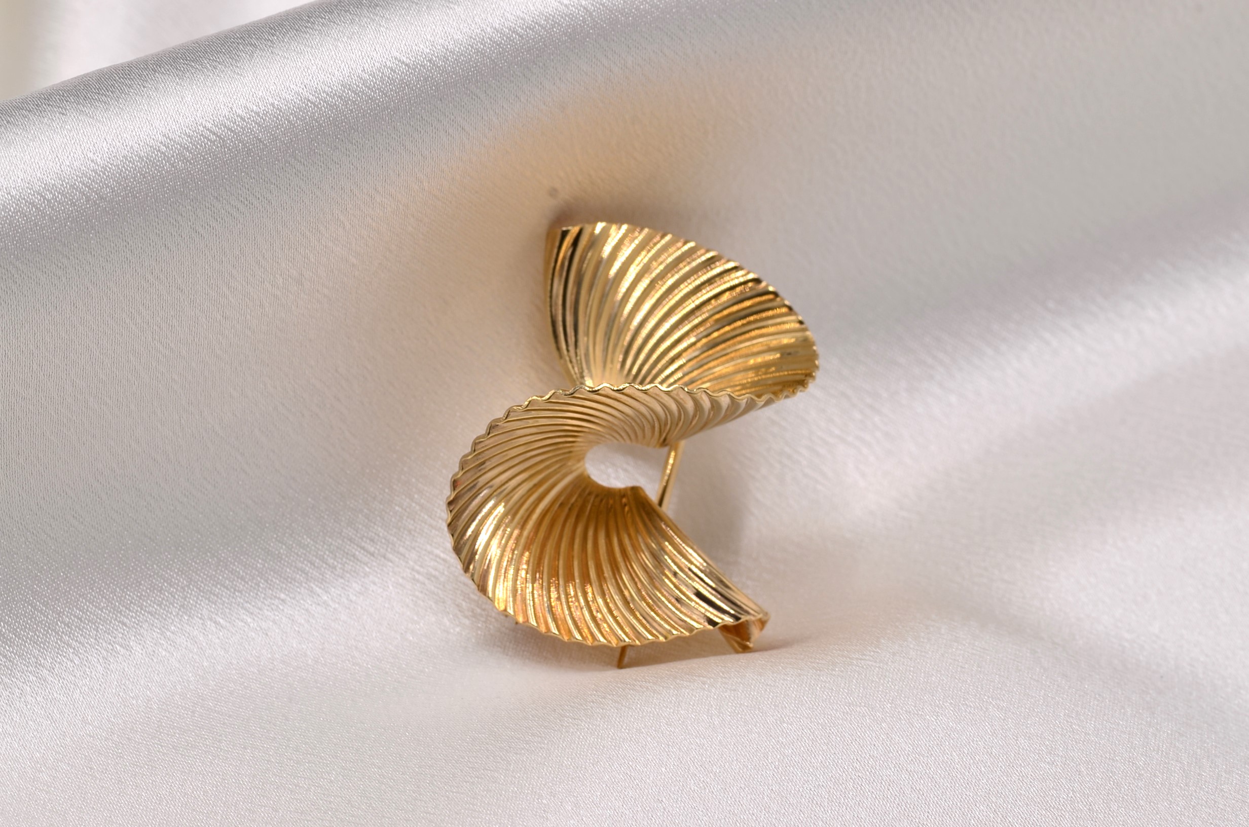 The 55th Street: Yellow Gold Tiffany and Company Signed Brooch - Image 2