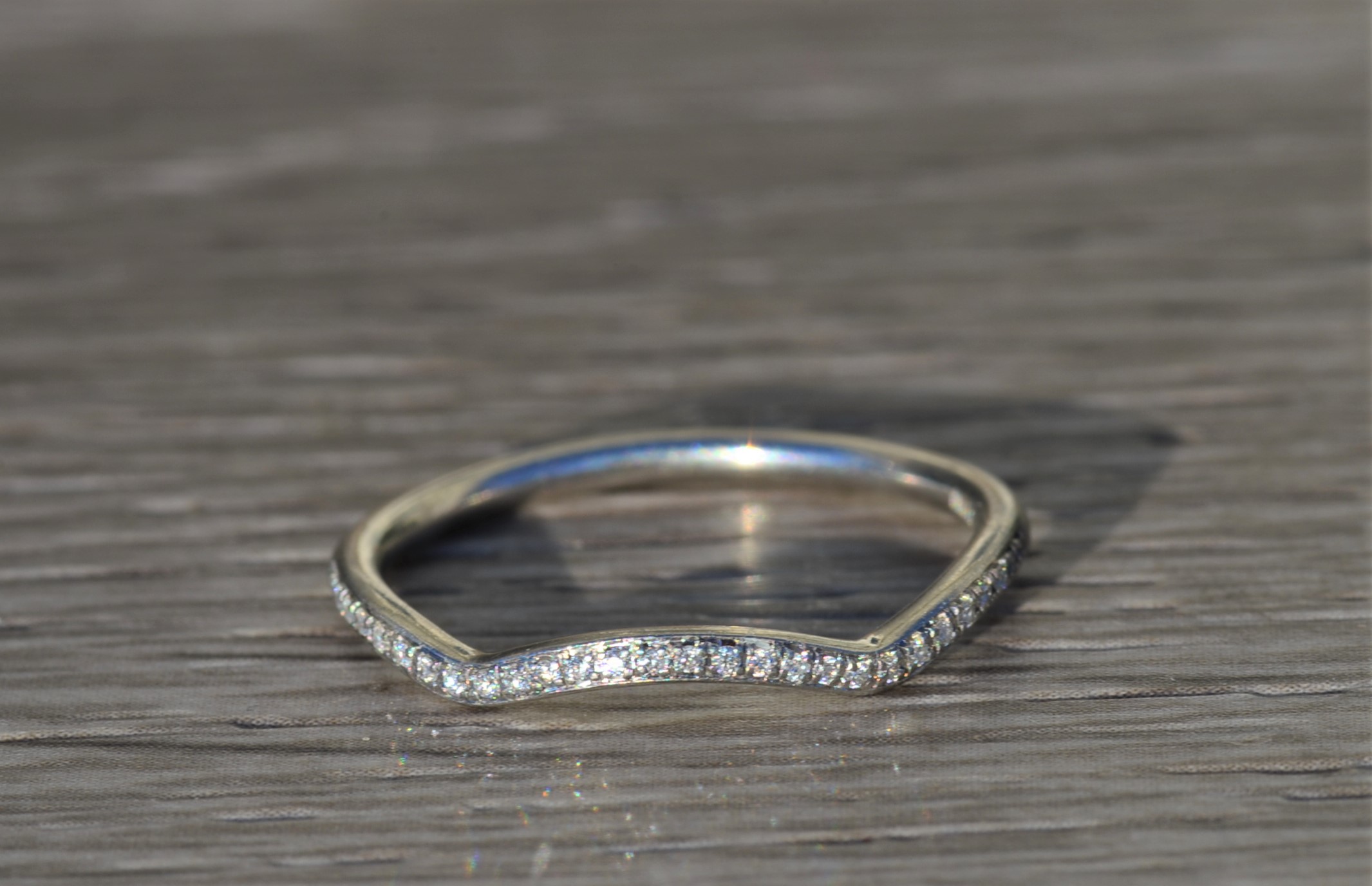 The Lyra: Ladies Vintage Curved Diamond Wedding Band in Platinum - Image 2