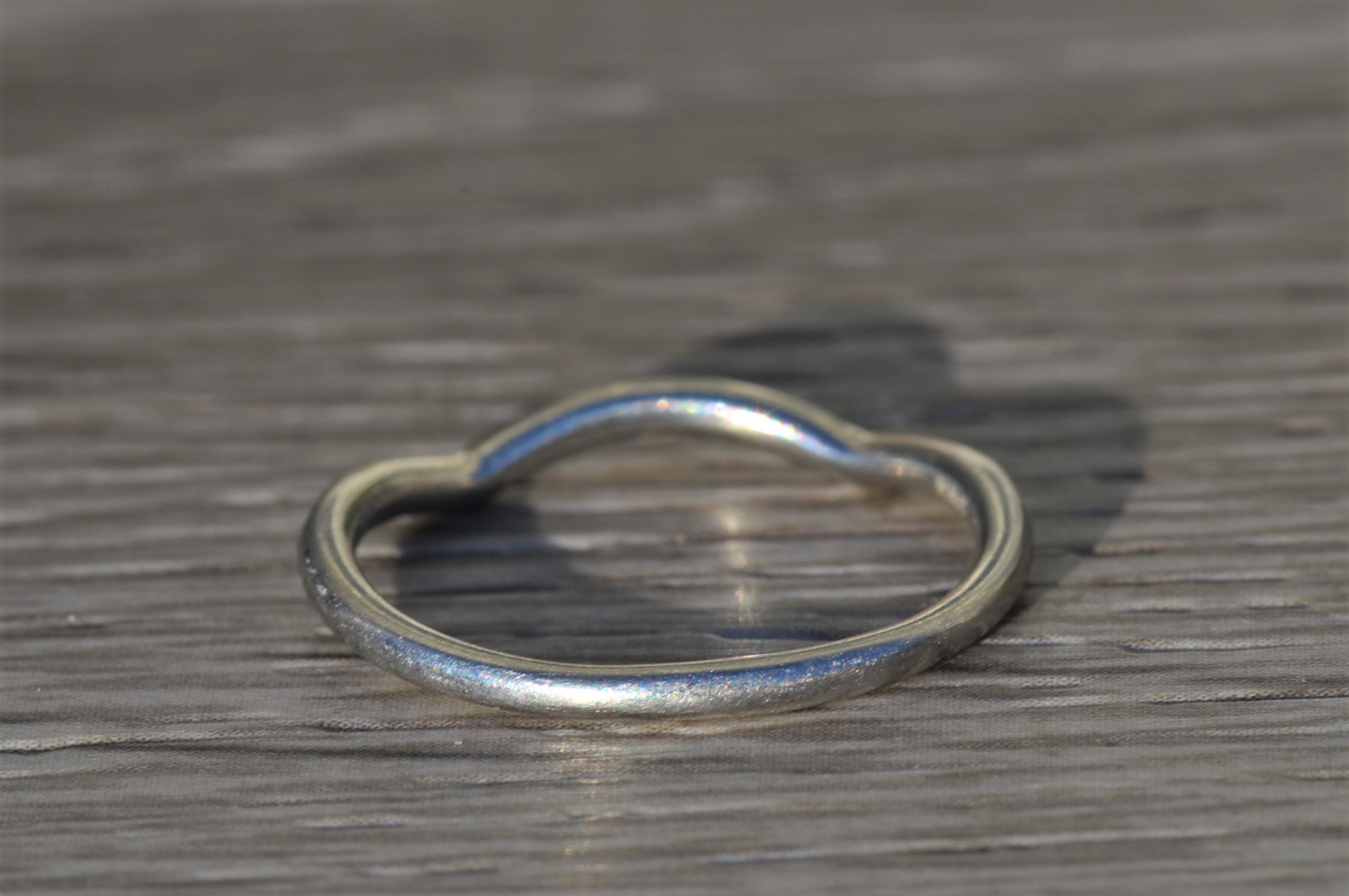 The Lyra: Ladies Vintage Curved Diamond Wedding Band in Platinum - Image 4