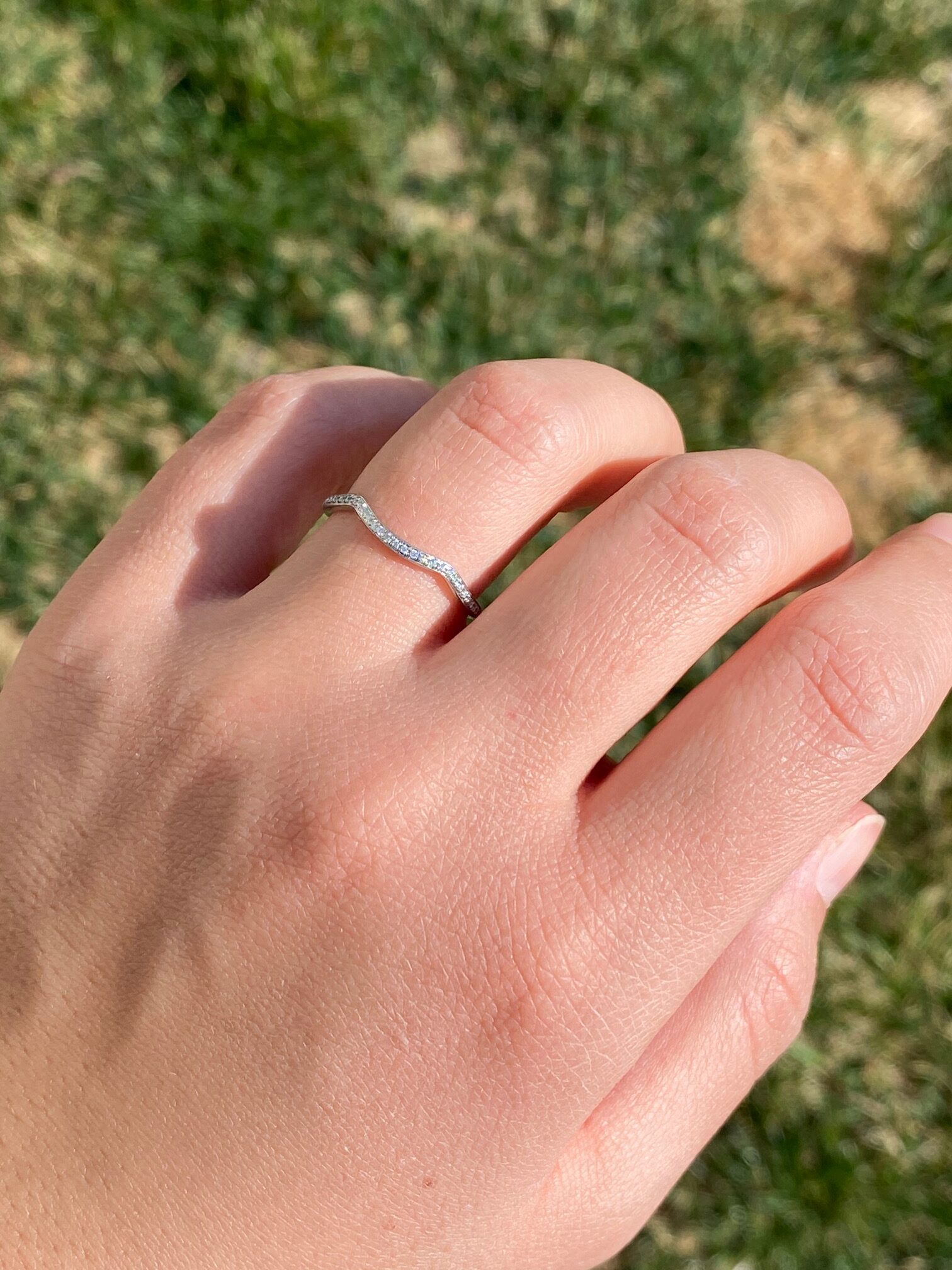 The Lyra: Ladies Vintage Curved Diamond Wedding Band in Platinum - Image 5