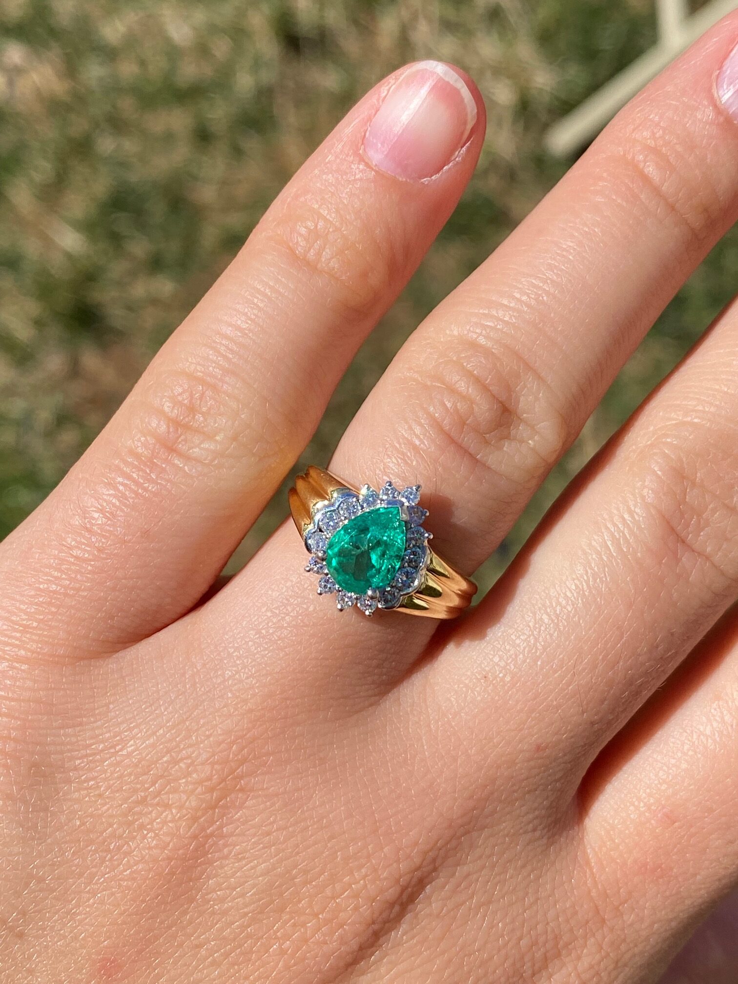 SOLD - The Muso: Vintage Ring set with 1.25 Carat Vivid Green Natural Emerald with Diamond Halo - Image 8