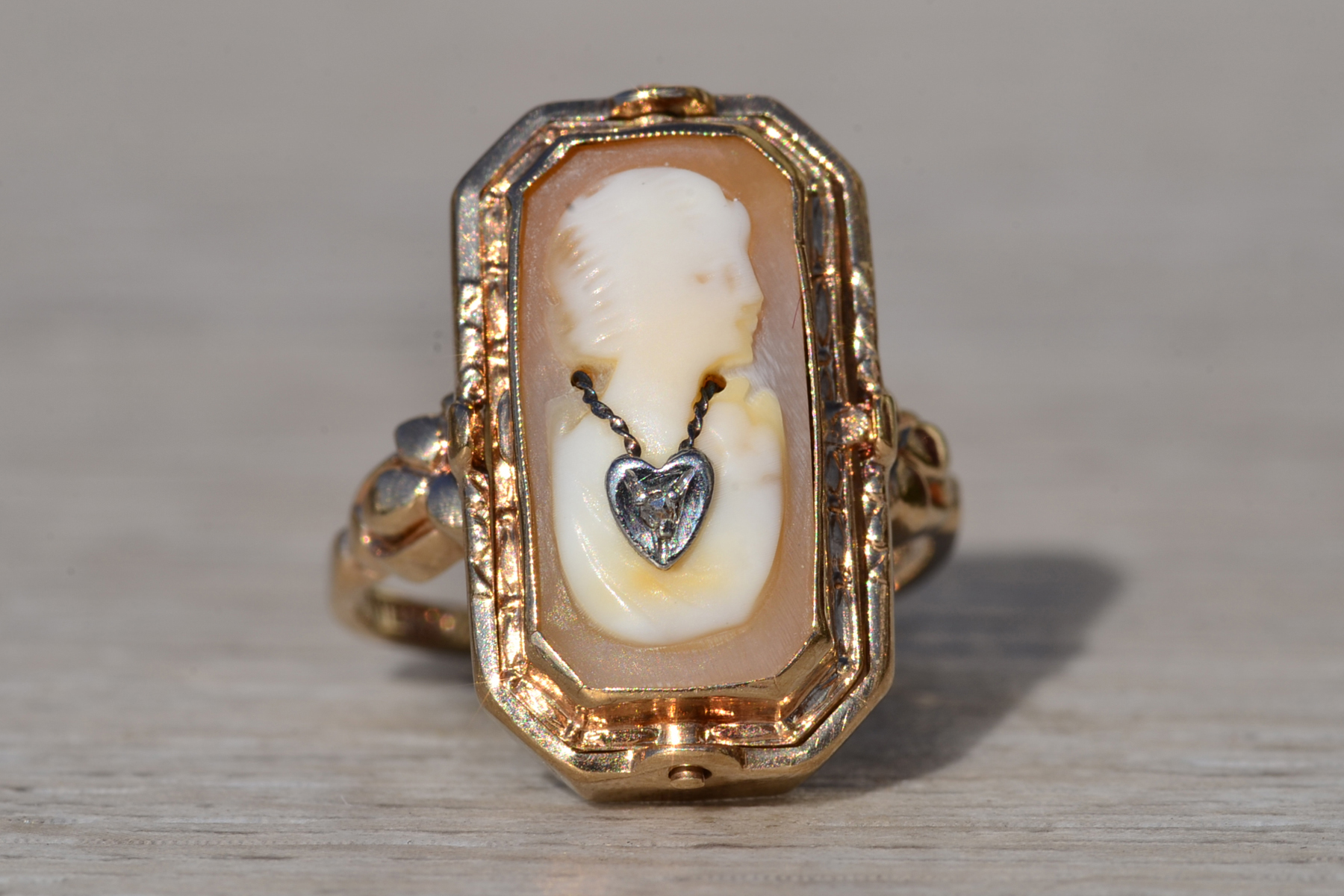 The Korblex: Ladies Antique Esemco Signed Cameo and Onyx Flip Ring - Image 2