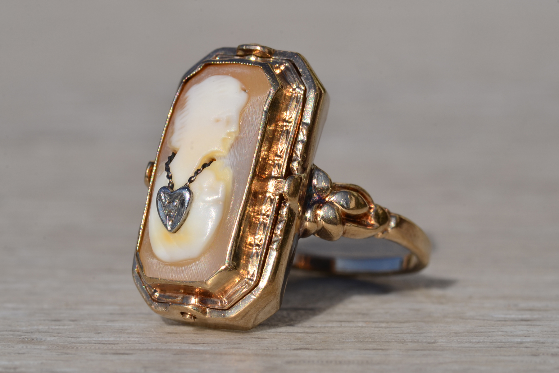 The Korblex: Ladies Antique Esemco Signed Cameo and Onyx Flip Ring - Image 3