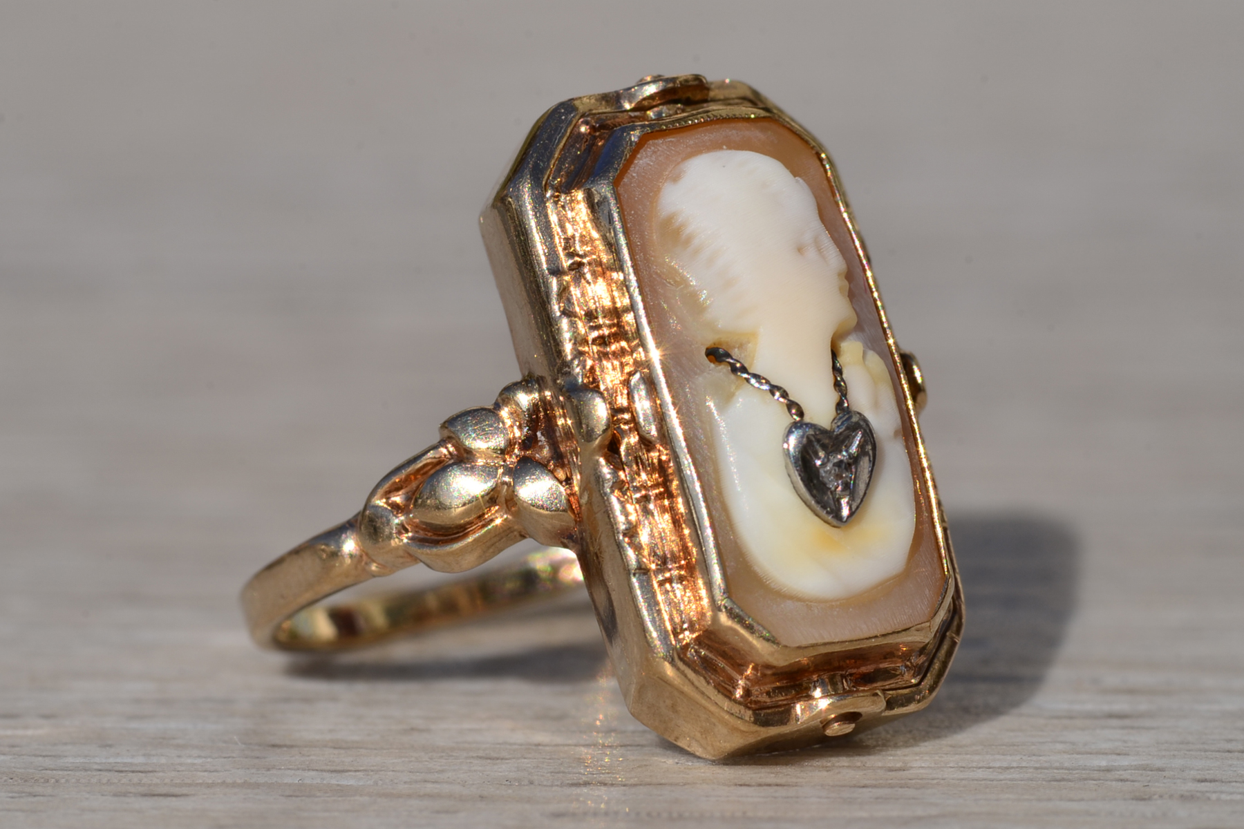 The Korblex: Ladies Antique Esemco Signed Cameo and Onyx Flip Ring - Image 4