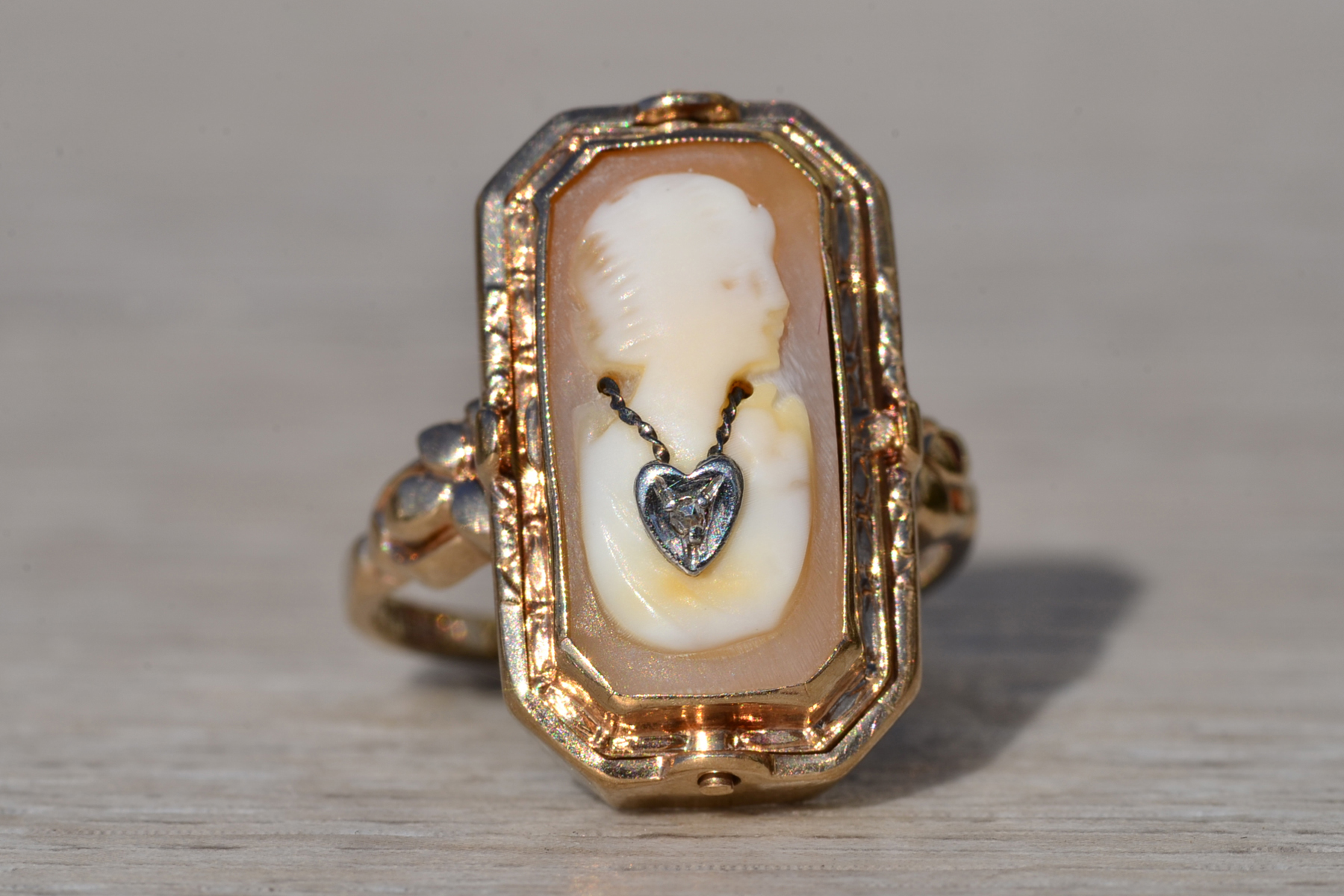 The Korblex: Ladies Antique Esemco Signed Cameo and Onyx Flip Ring - Image 5