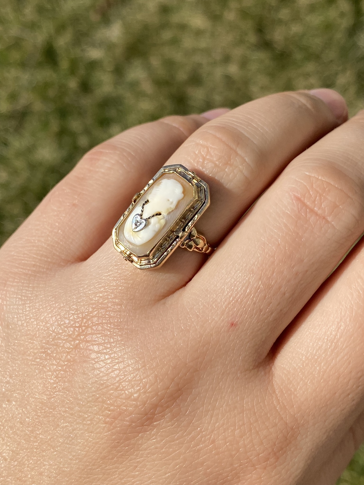 The Korblex: Ladies Antique Esemco Signed Cameo and Onyx Flip Ring - Image 10