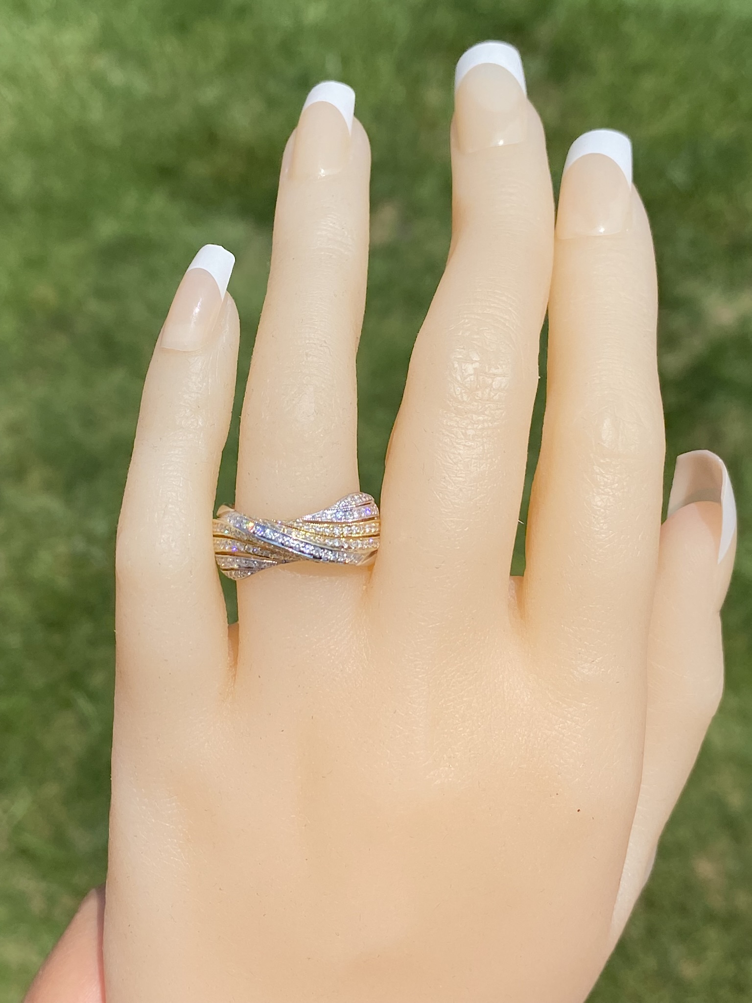 The South Eton: Two Tone Twist Band set with Natural Diamonds - Image 8