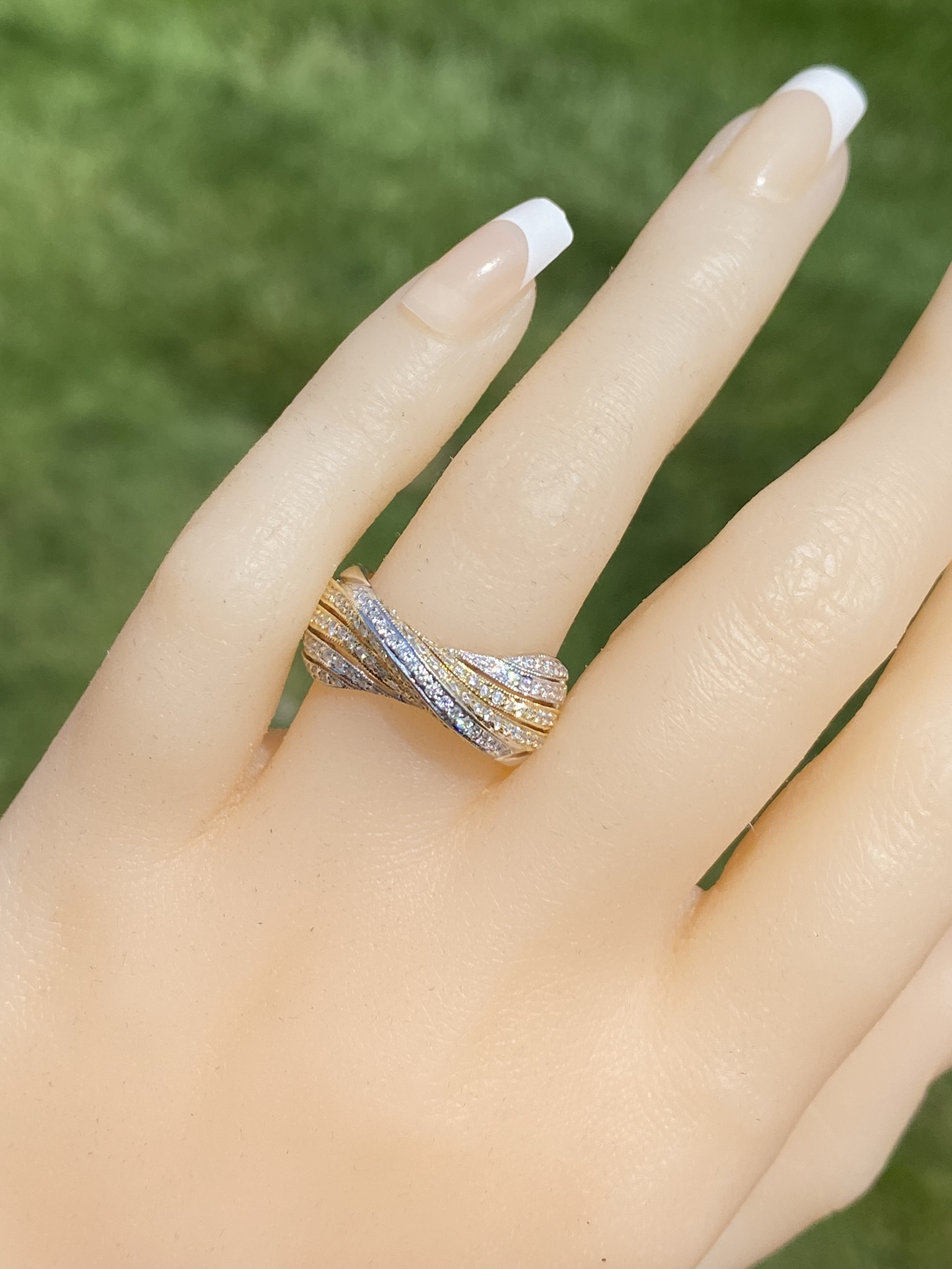 The South Eton: Two Tone Twist Band set with Natural Diamonds - Image 9