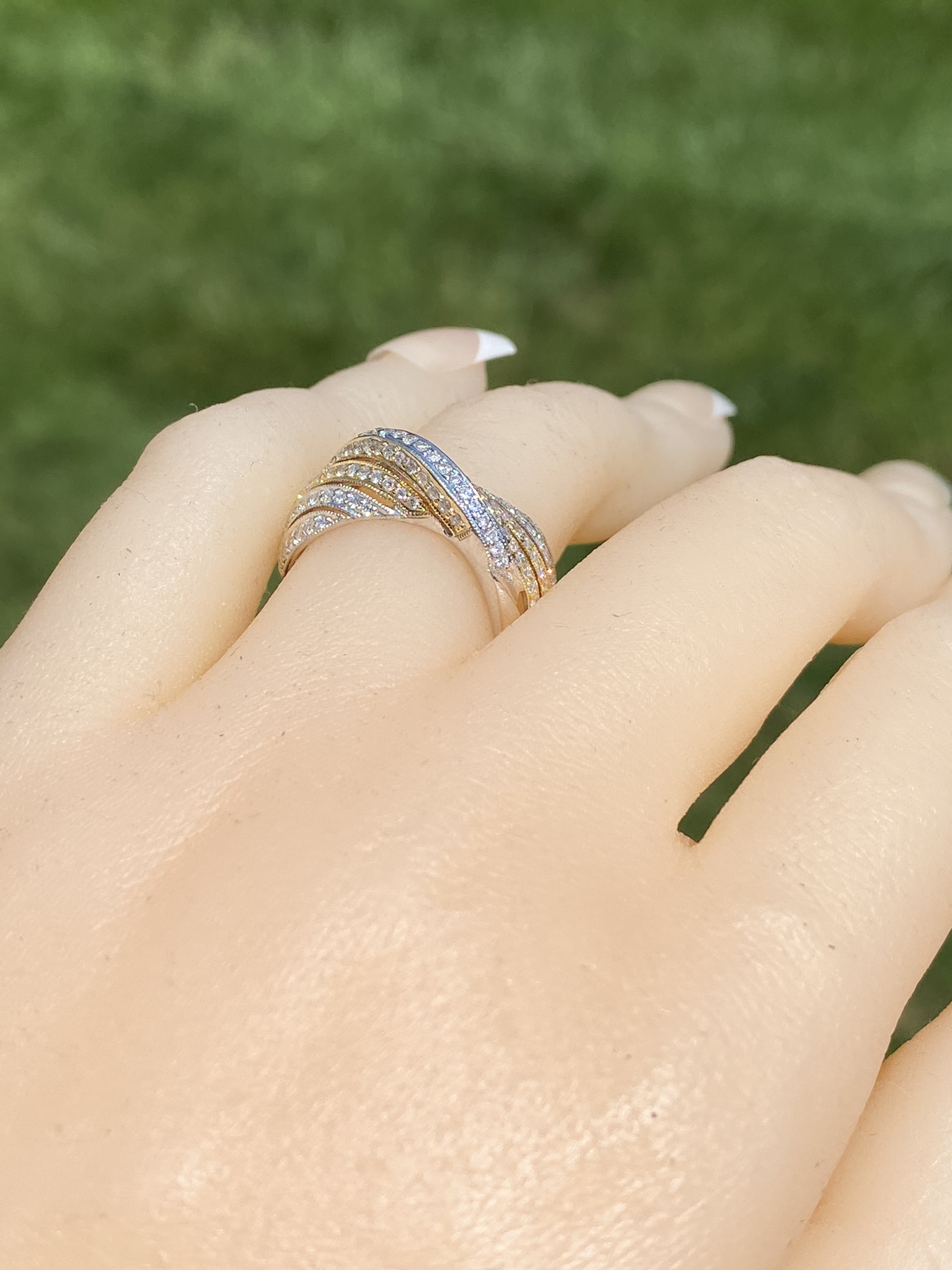 The South Eton: Two Tone Twist Band set with Natural Diamonds - Image 10