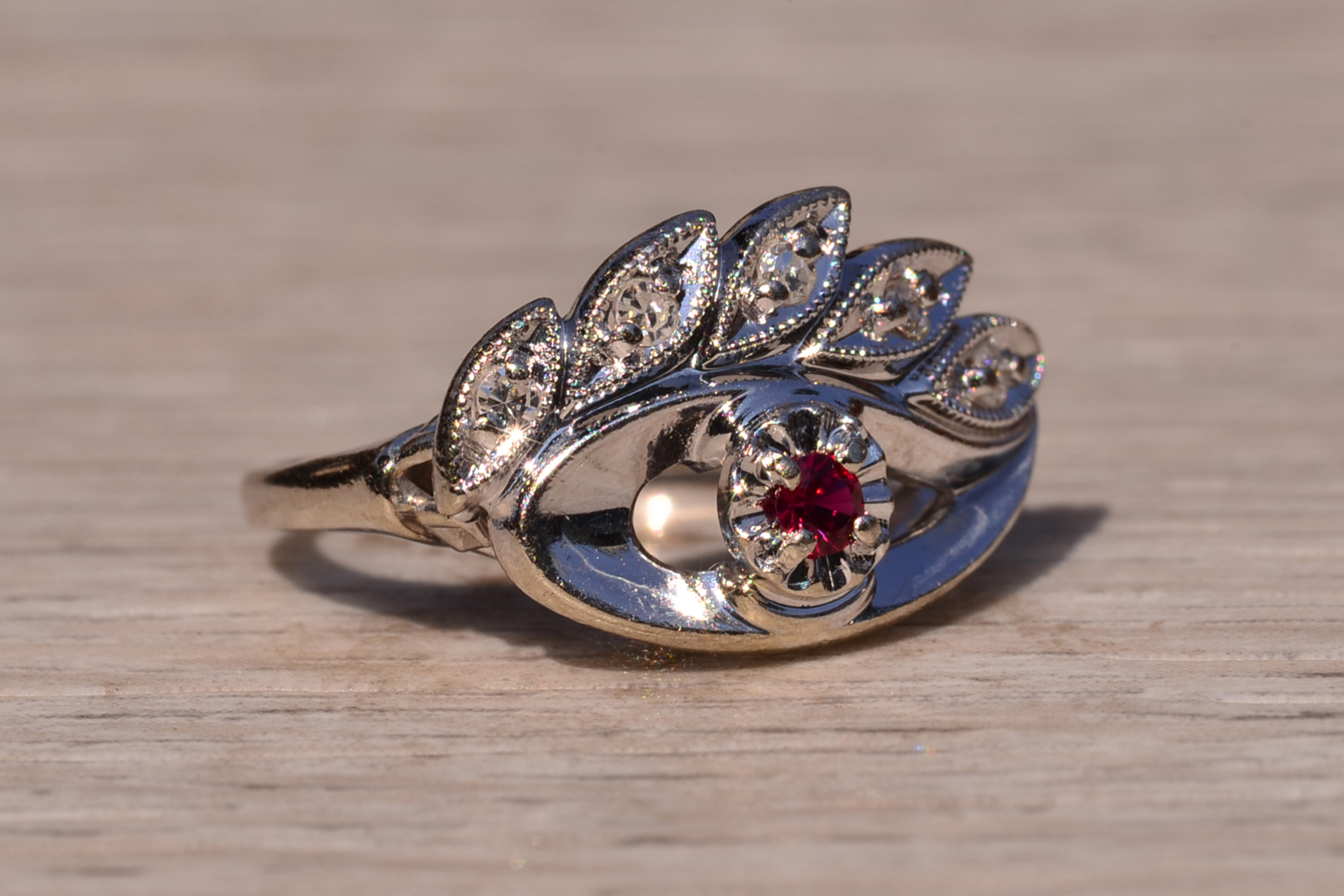 The Faraday Street: Retro Era Eye Ring with Ruby and Diamonds - Image 5