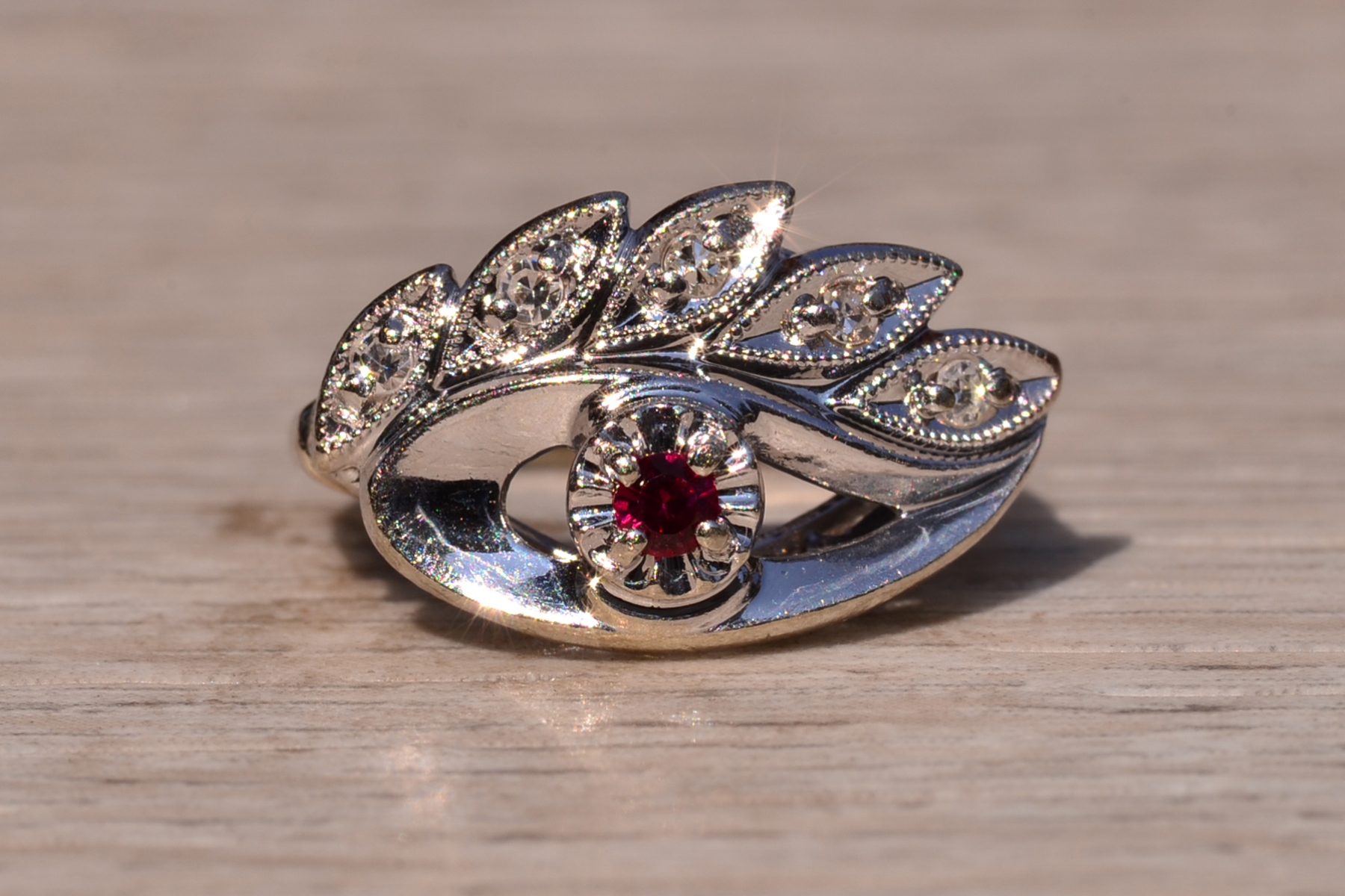 The Faraday Street: Retro Era Eye Ring with Ruby and Diamonds - Image 7