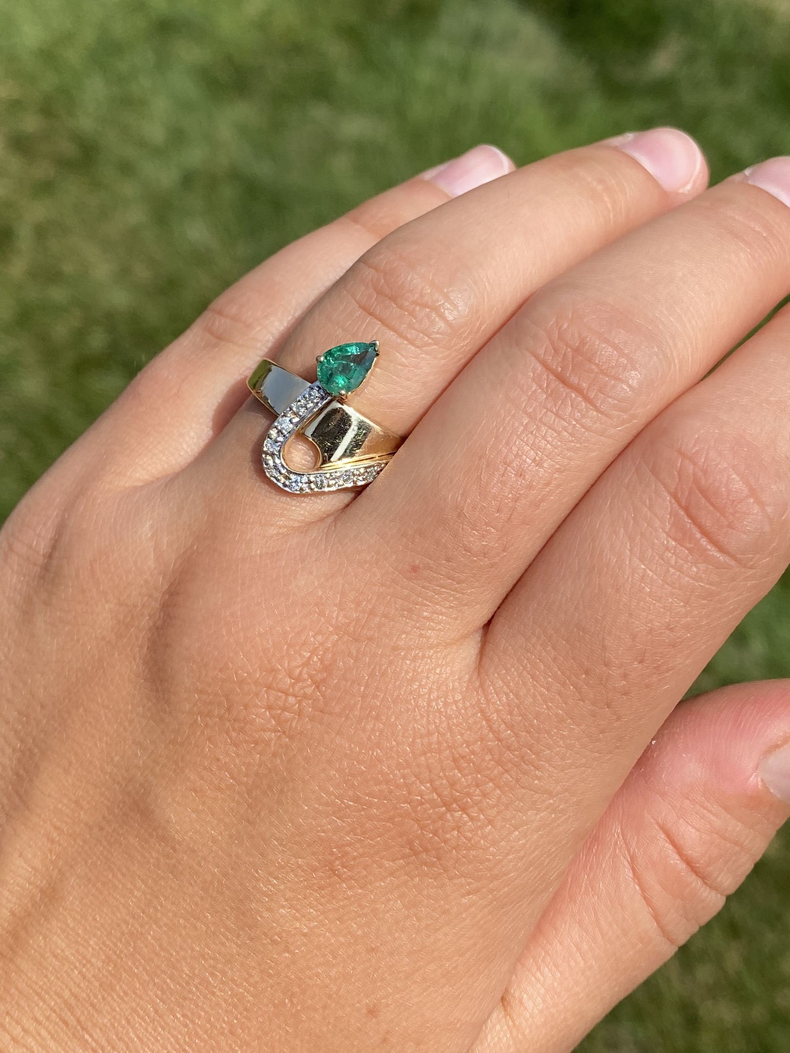 SOLD - The Long Creek: Vintage Yellow Gold Emerald and Diamond Ring - Image 9