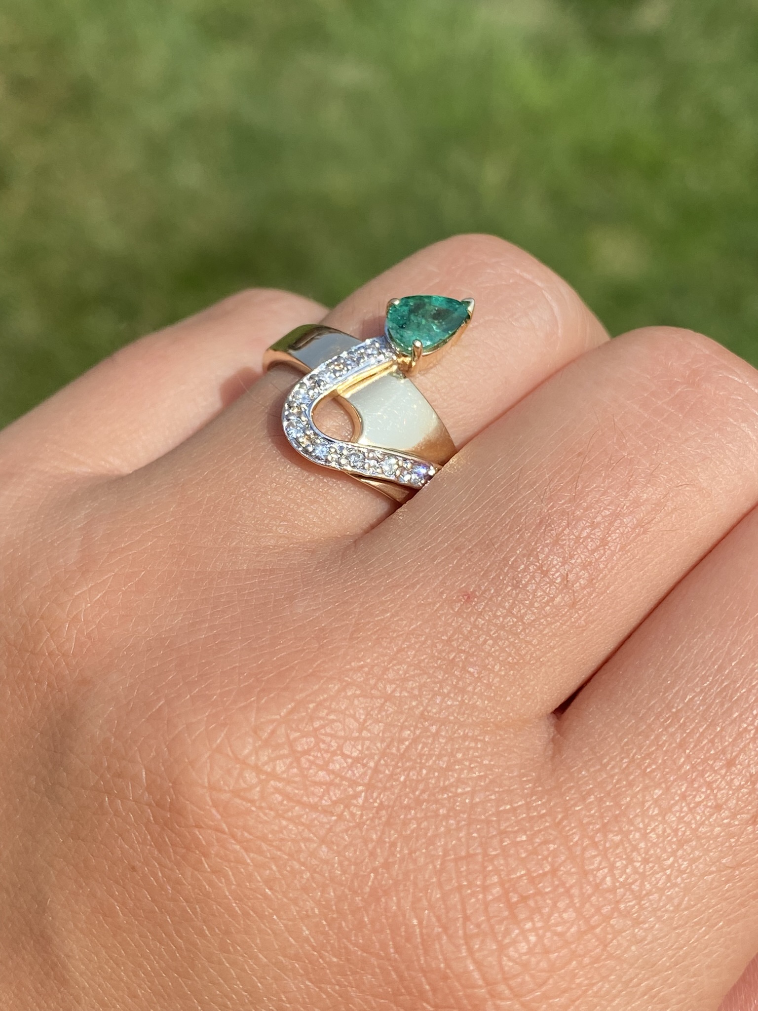 SOLD - The Long Creek: Vintage Yellow Gold Emerald and Diamond Ring - Image 10