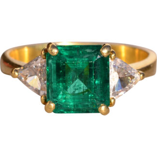 Diez Avenida: Outstanding 2.25 Carat Natural Emerald With Diamond Side Stones