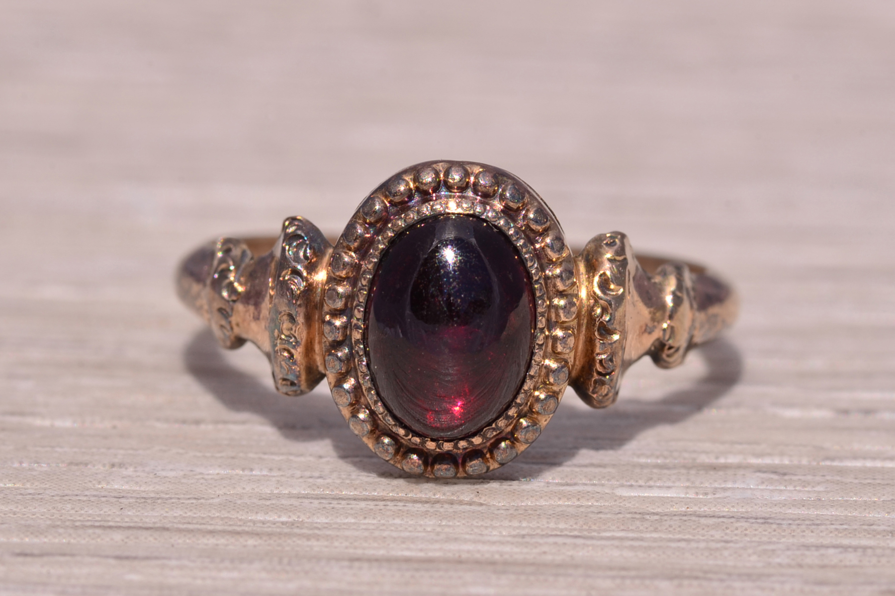 The Crimson Crest: Garnet Cabochon Ring in Yellow Gold - Image 2