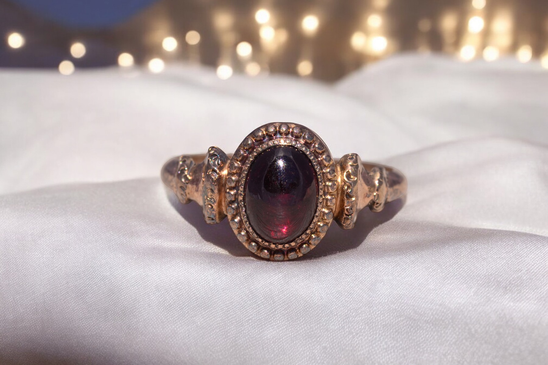 The Crimson Crest: Garnet Cabochon Ring in Yellow Gold - Image 11