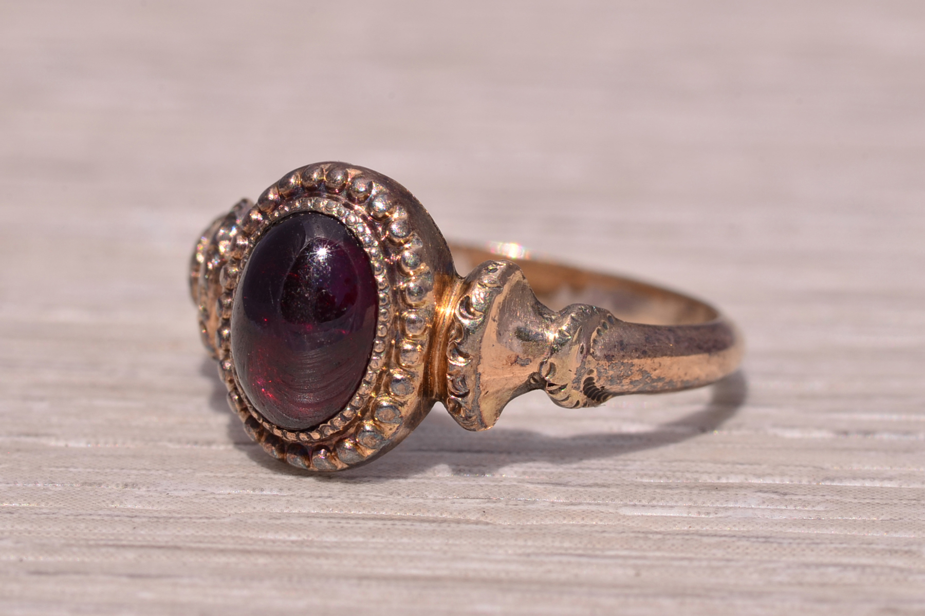 The Crimson Crest: Garnet Cabochon Ring in Yellow Gold - Image 3