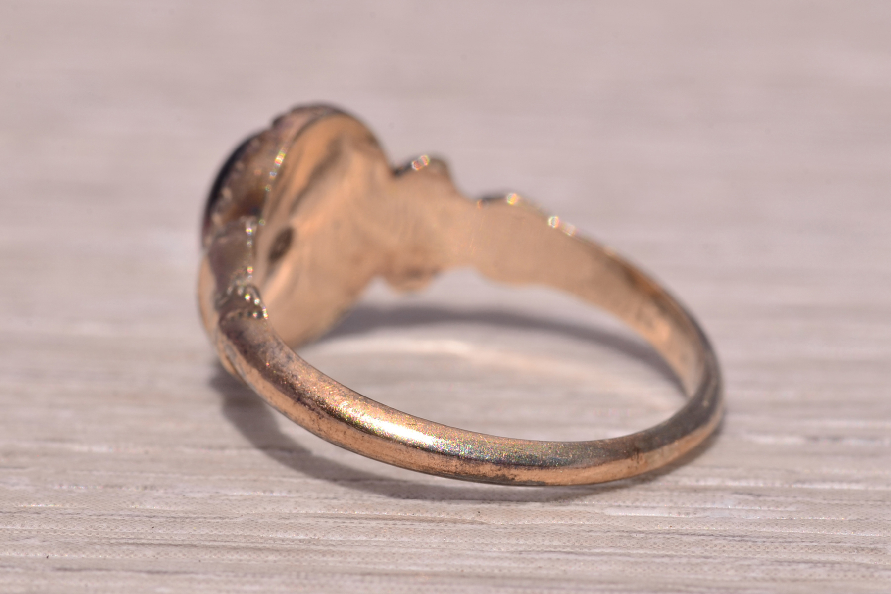 The Crimson Crest: Garnet Cabochon Ring in Yellow Gold - Image 4
