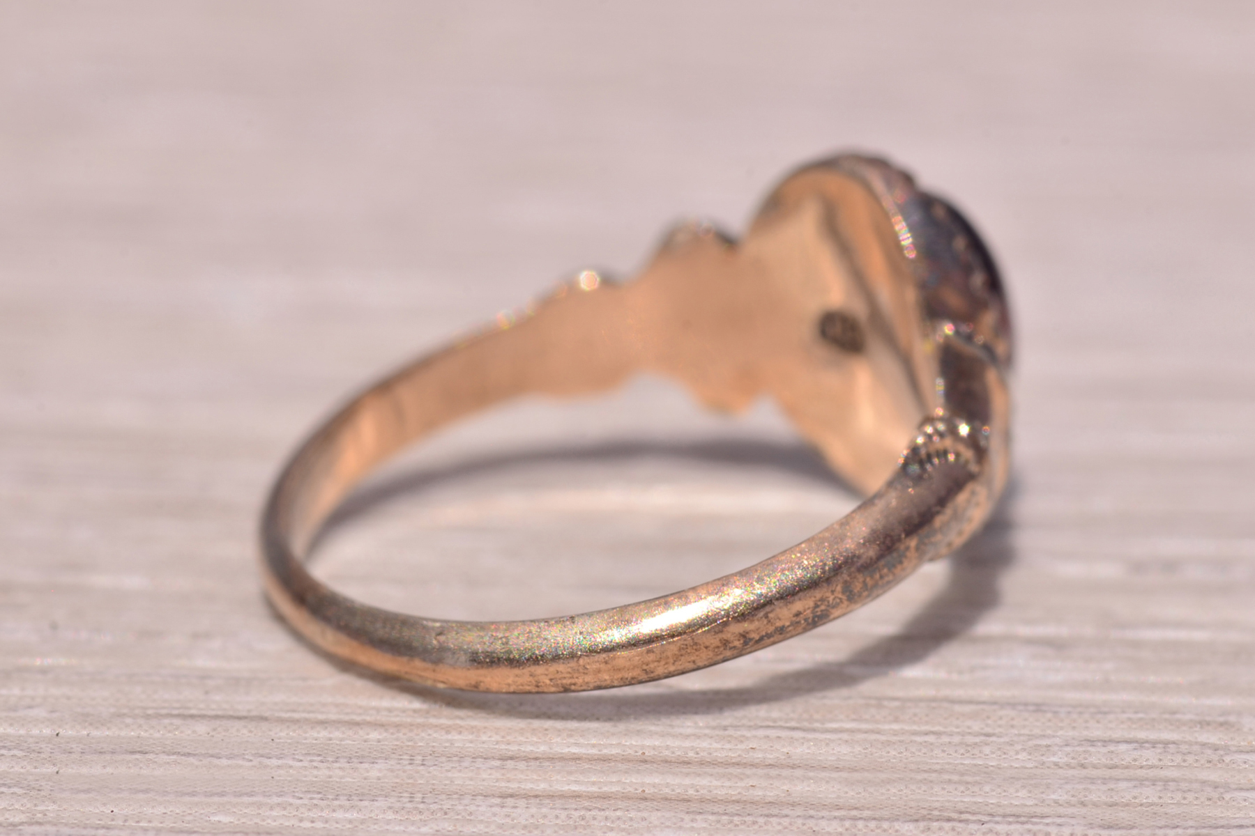 The Crimson Crest: Garnet Cabochon Ring in Yellow Gold - Image 5