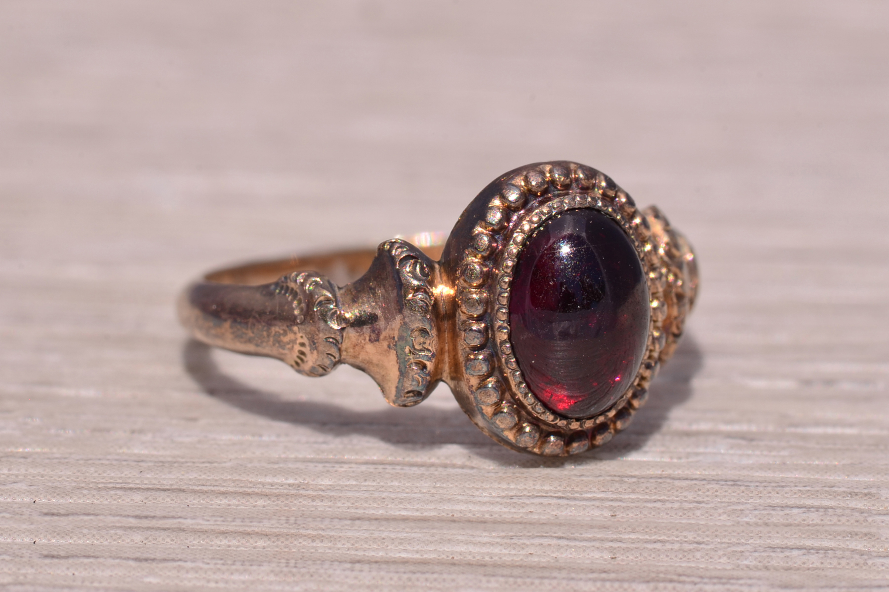 The Crimson Crest: Garnet Cabochon Ring in Yellow Gold - Image 6
