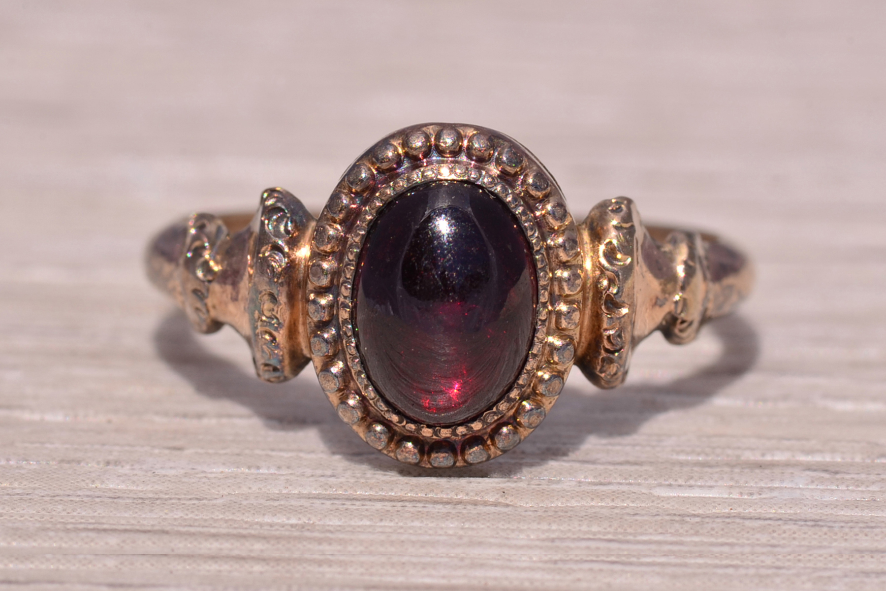 The Crimson Crest: Garnet Cabochon Ring in Yellow Gold - Image 7
