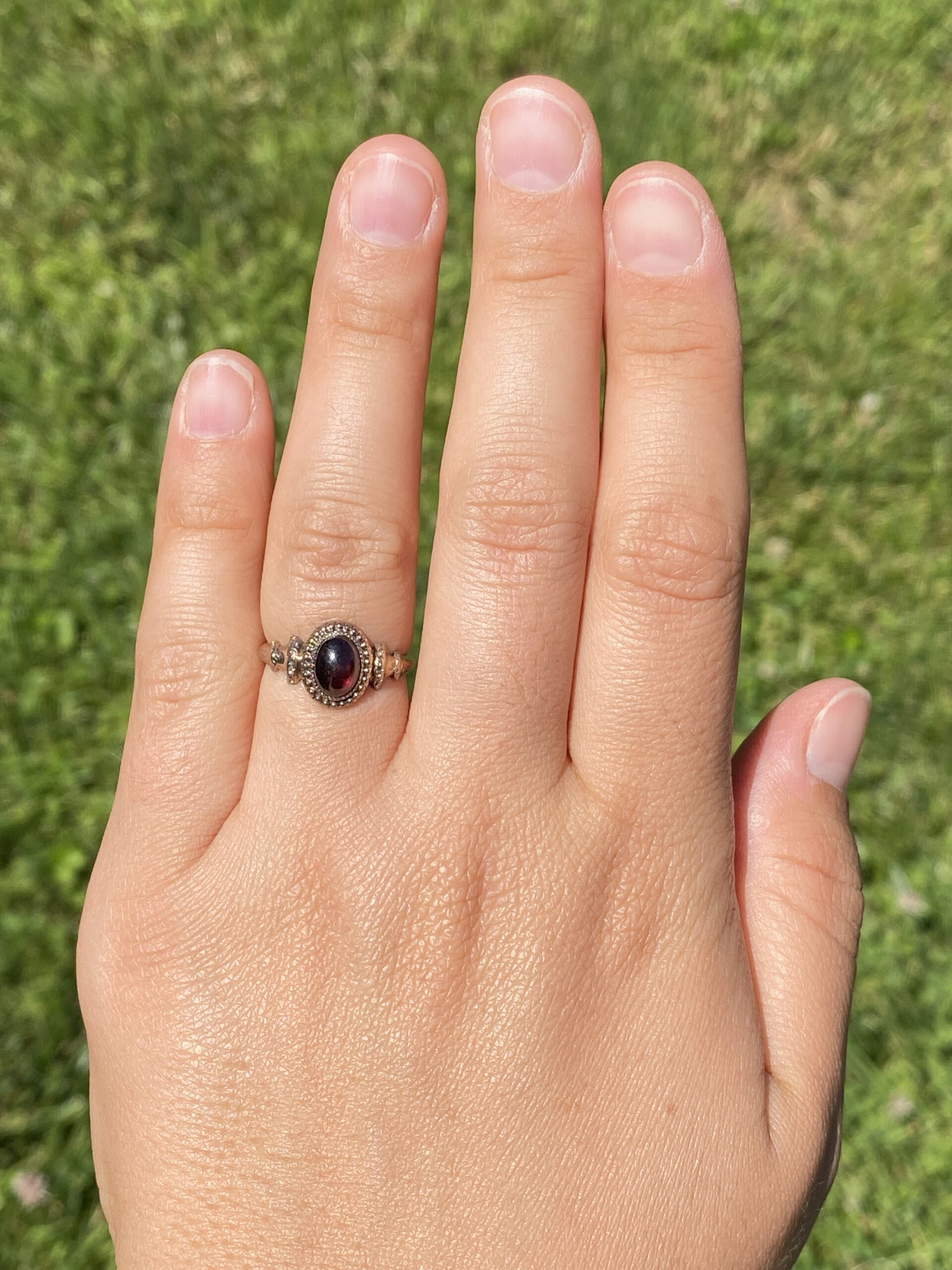 The Crimson Crest: Garnet Cabochon Ring in Yellow Gold - Image 8