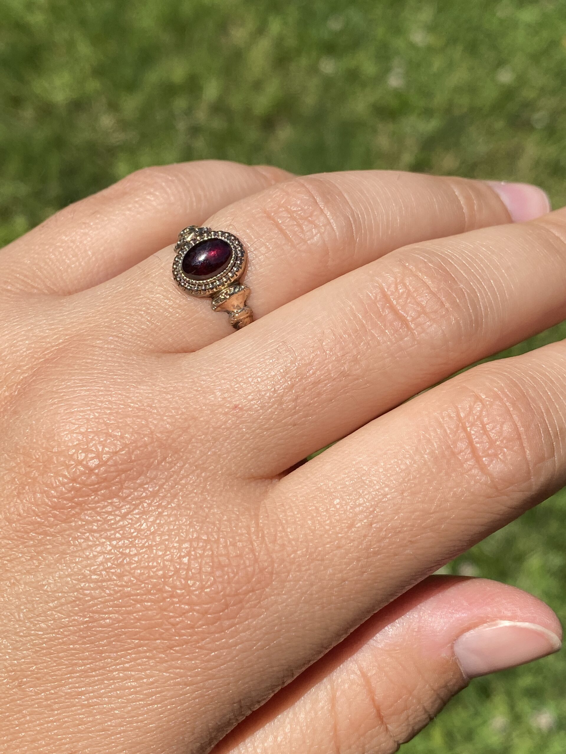 The Crimson Crest: Garnet Cabochon Ring in Yellow Gold - Image 9