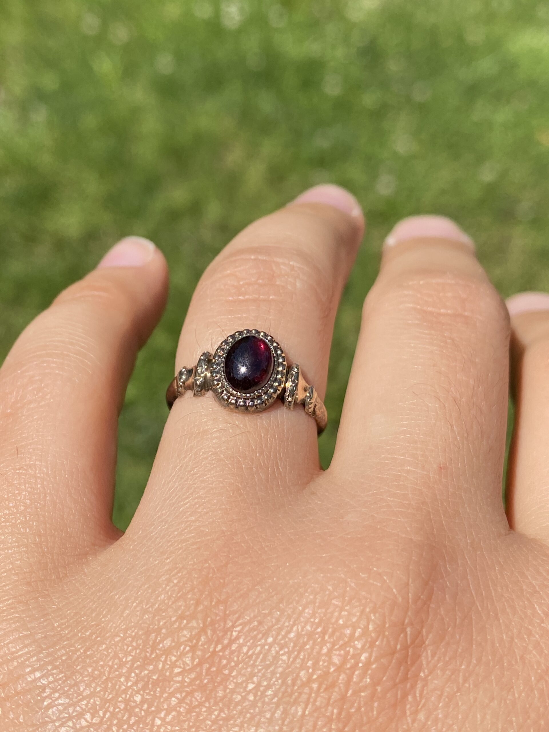 The Crimson Crest: Garnet Cabochon Ring in Yellow Gold - Image 10