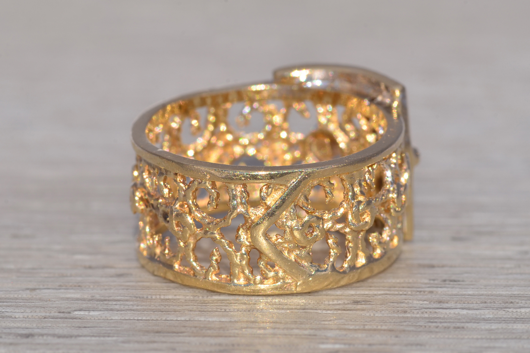 The Buckle Motif: Natural Diamond Ring in Yellow and White Gold - Image 5