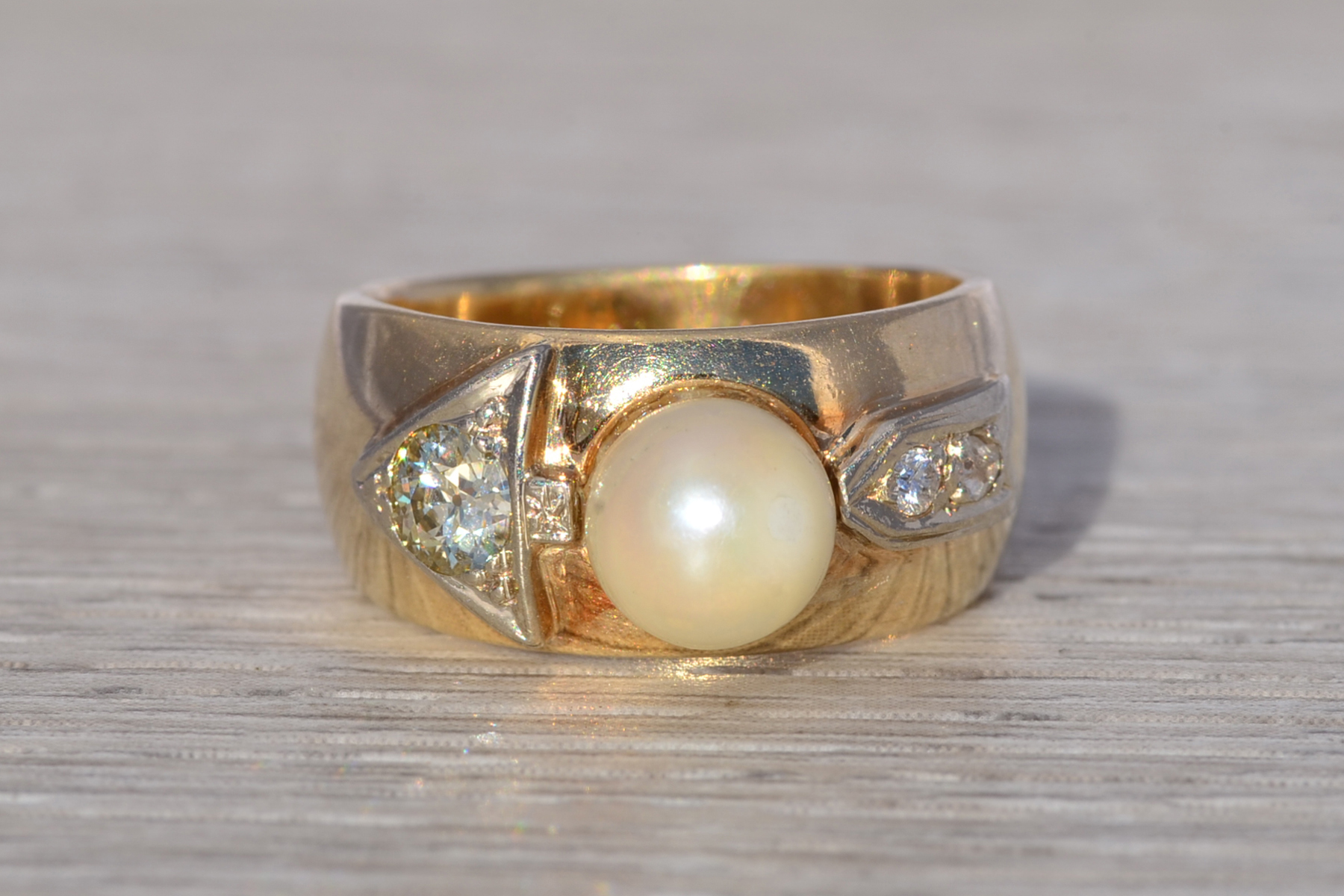 The February Promise: Pearl and Natural Diamond Ring in Yellow Gold - Image 2