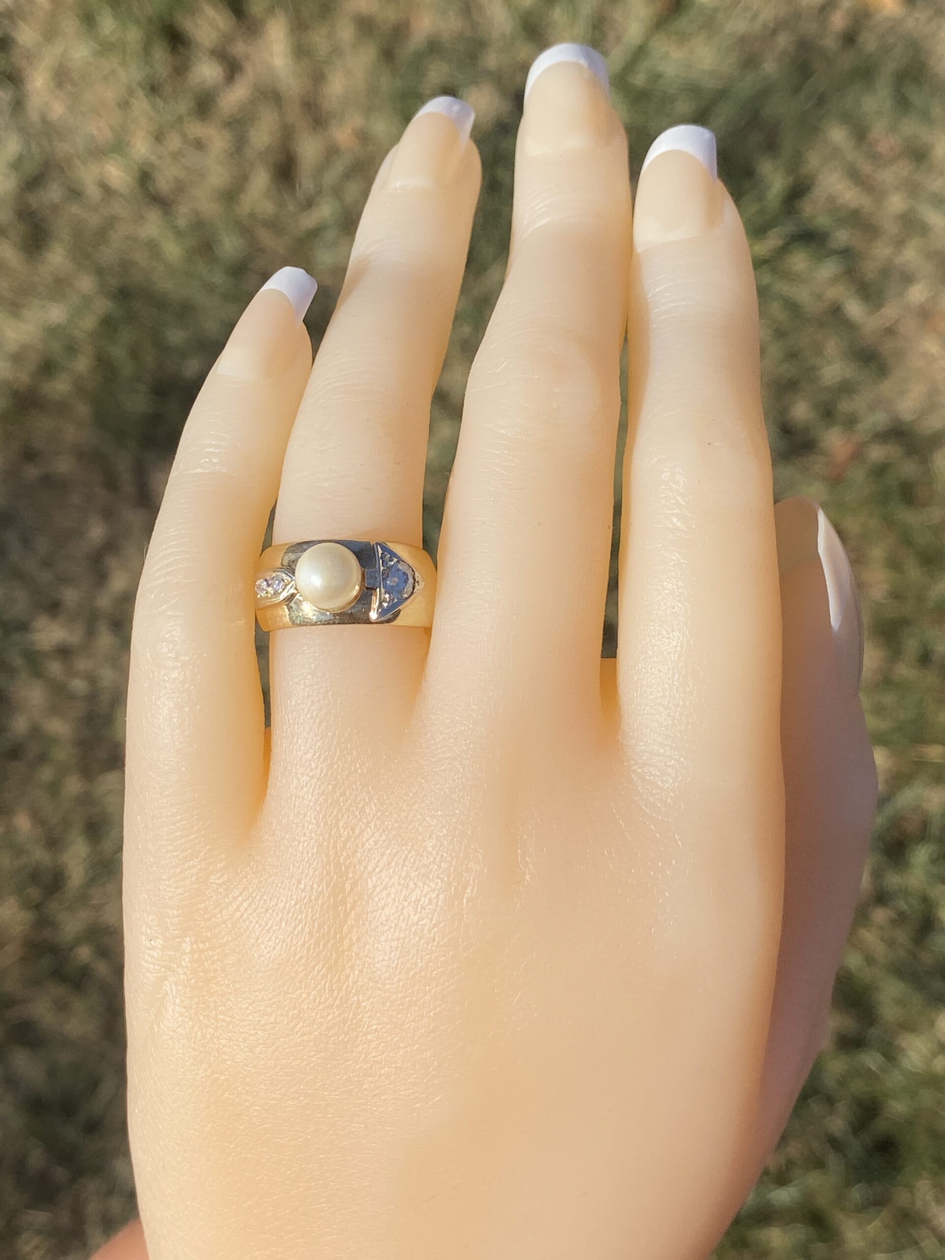 The February Promise: Pearl and Natural Diamond Ring in Yellow Gold - Image 8