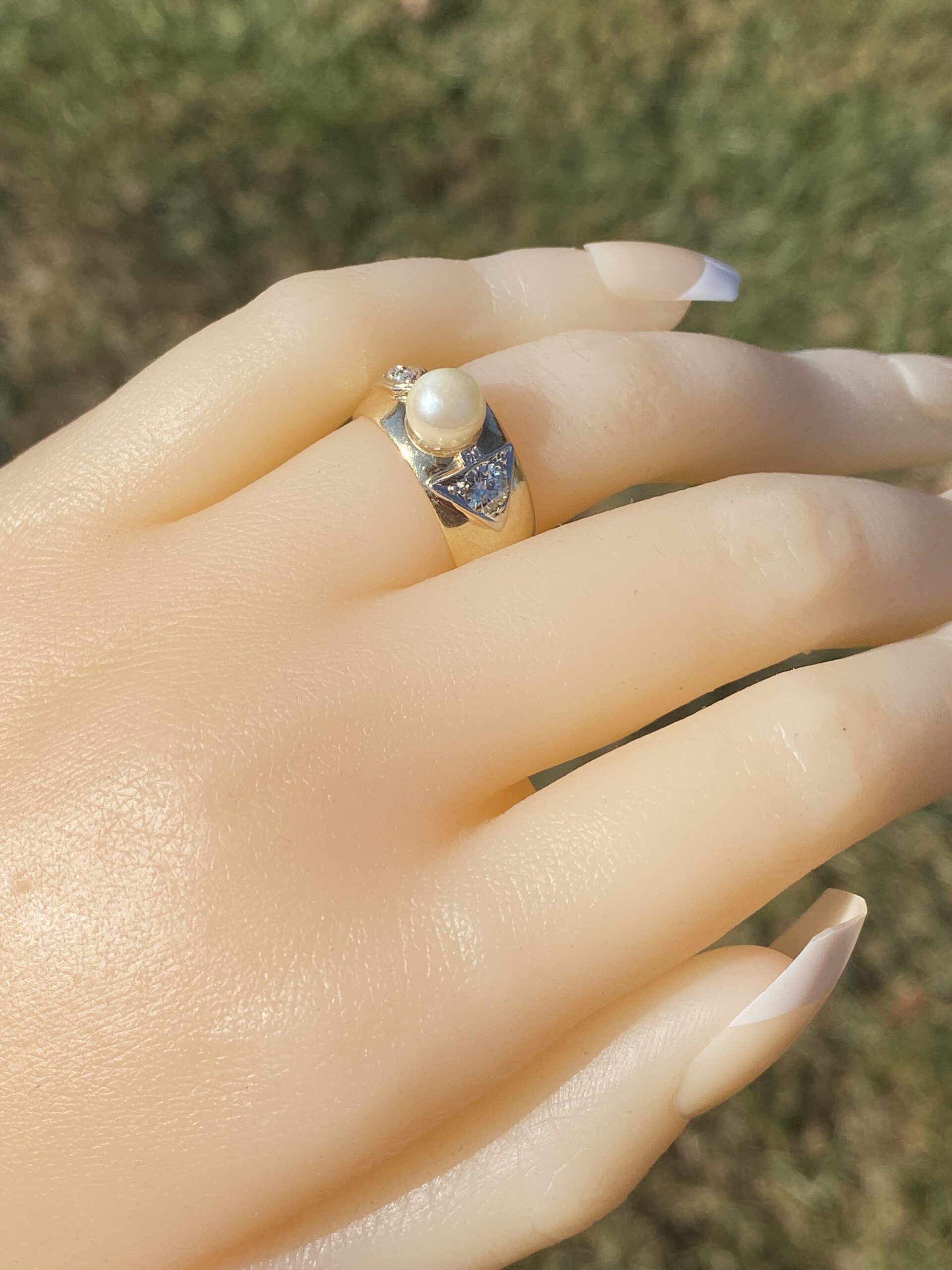 The February Promise: Pearl and Natural Diamond Ring in Yellow Gold - Image 9