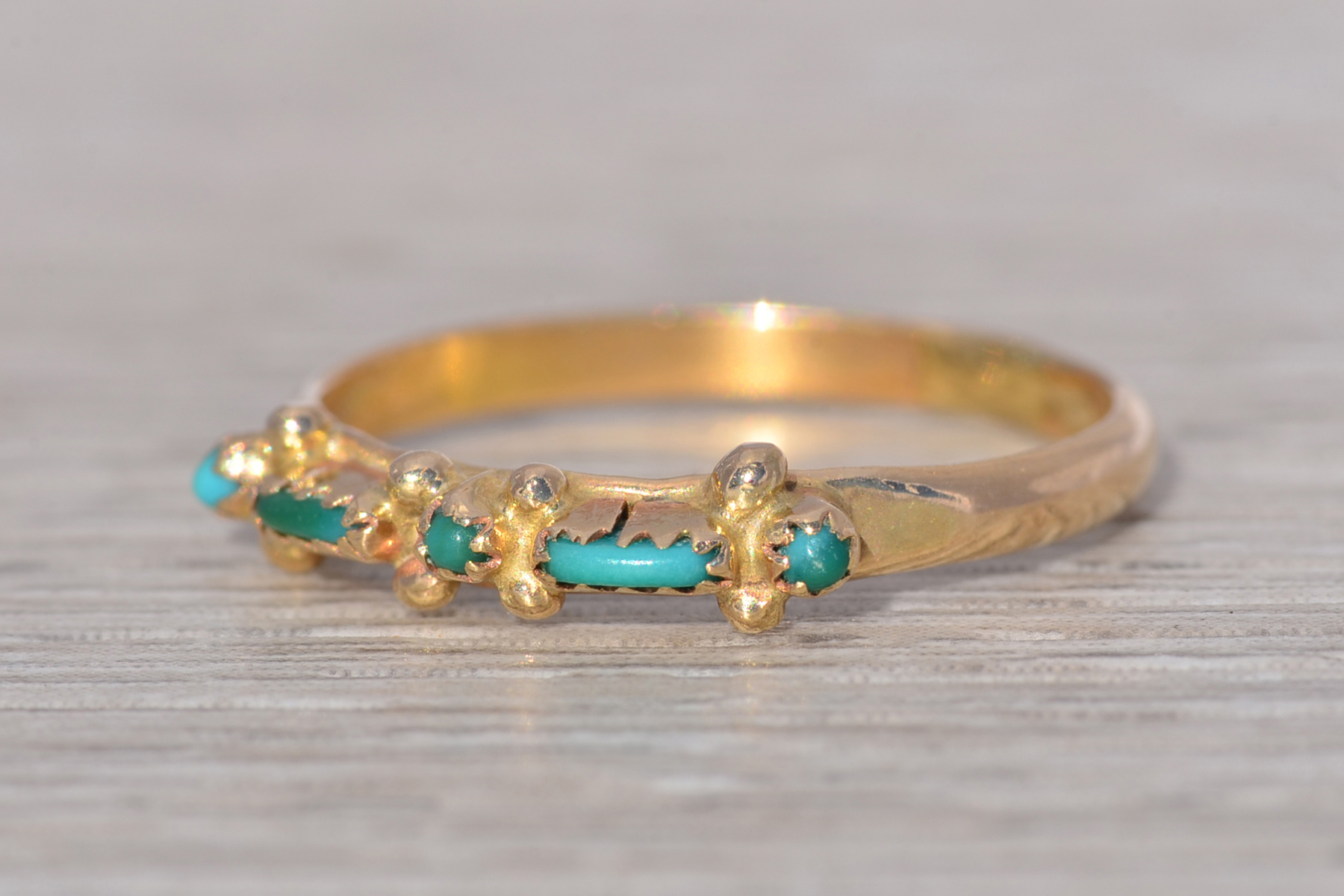 The Zuni Horizon: Turquoise Ring in Yellow Gold - Image 3
