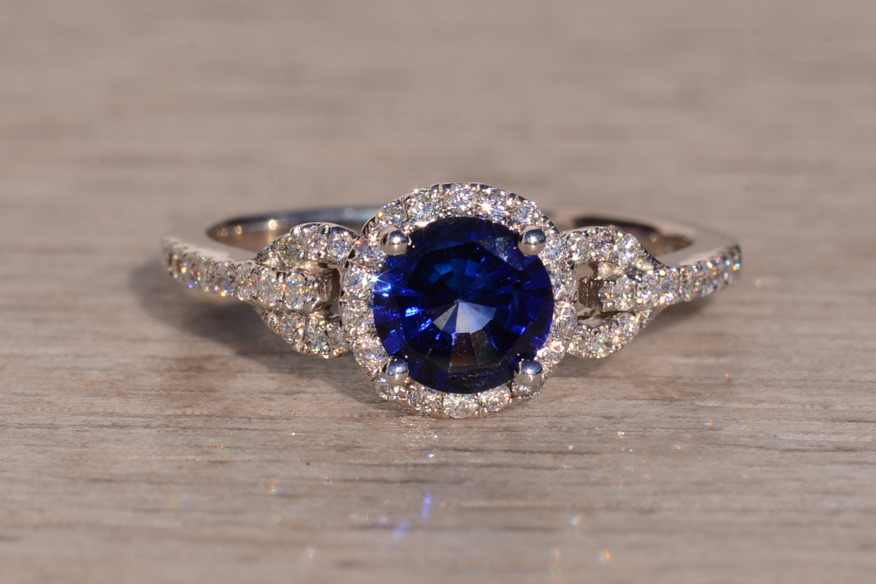 The 13th Avenue: Sapphire and Natural Diamond Ring in White Gold - Image 2