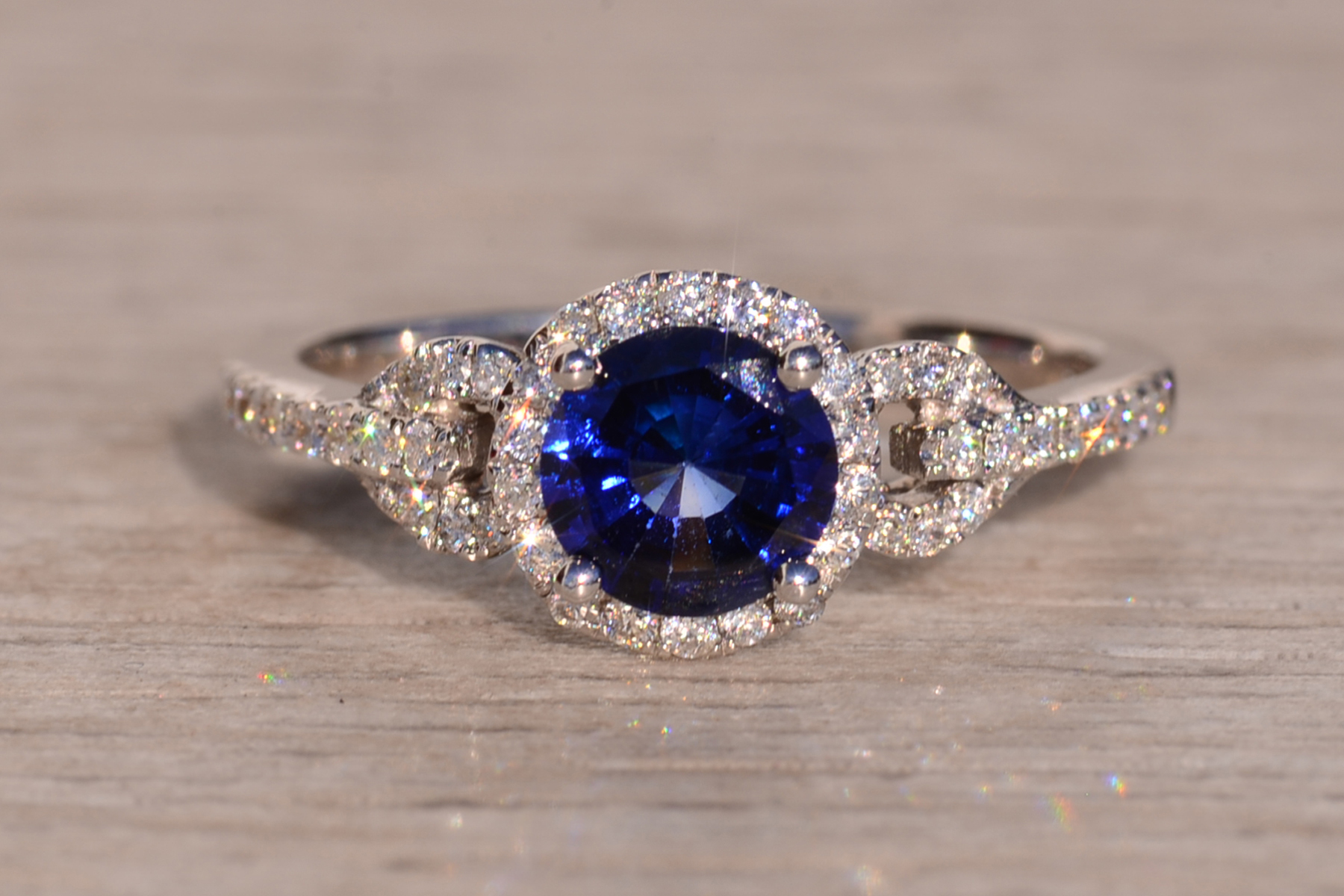 The 13th Avenue: Sapphire and Natural Diamond Ring in White Gold - Image 7