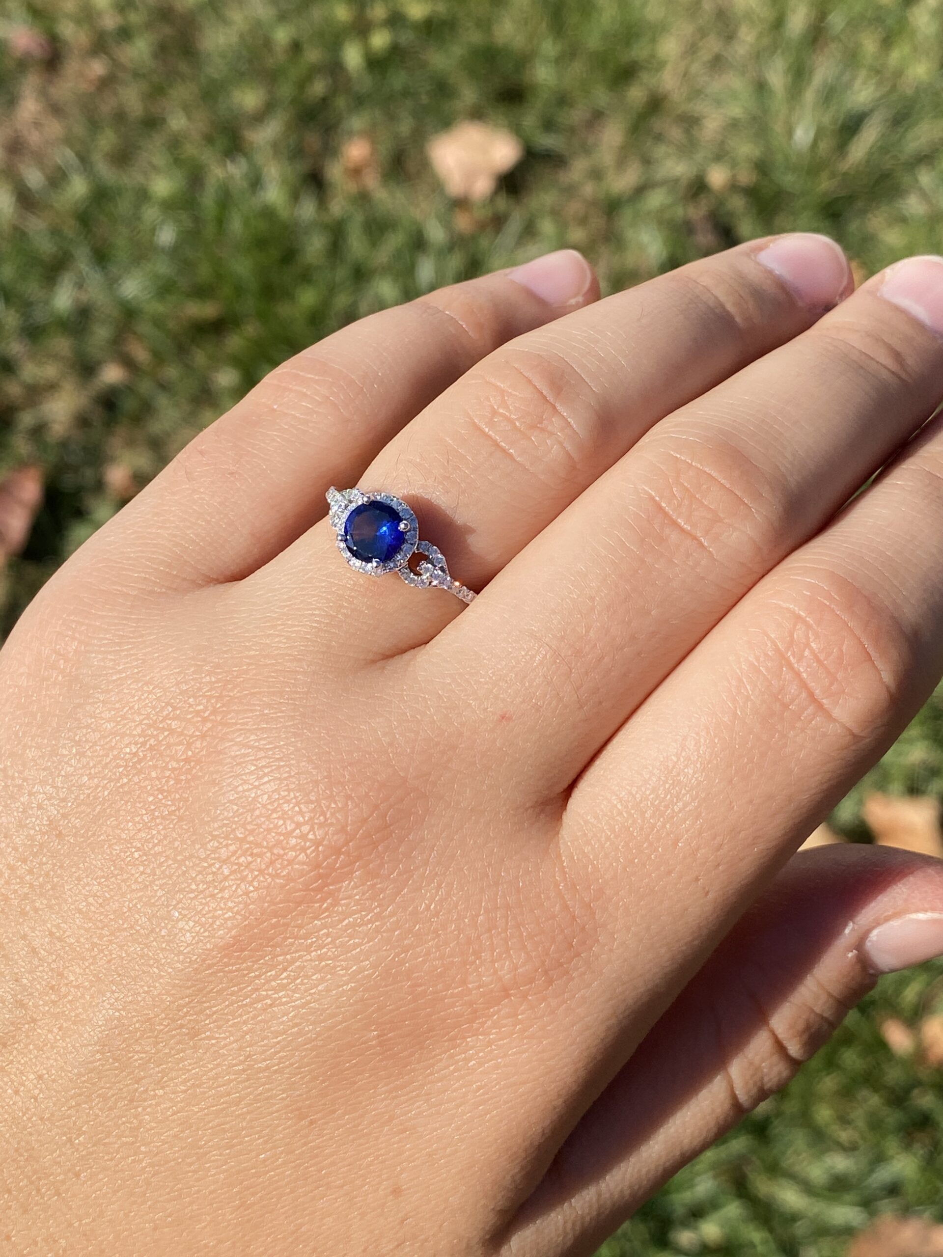 The 13th Avenue: Sapphire and Natural Diamond Ring in White Gold - Image 9