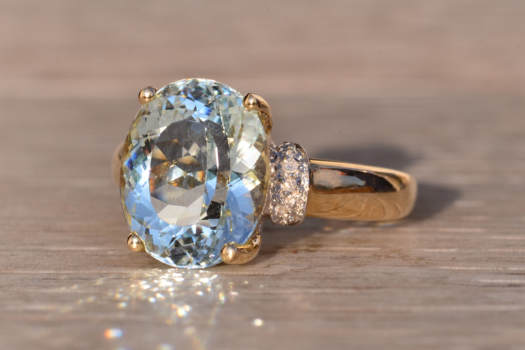 The 102nd Avenue: Aquamarine and Natural Diamond Ring in Yellow Gold - Image 3