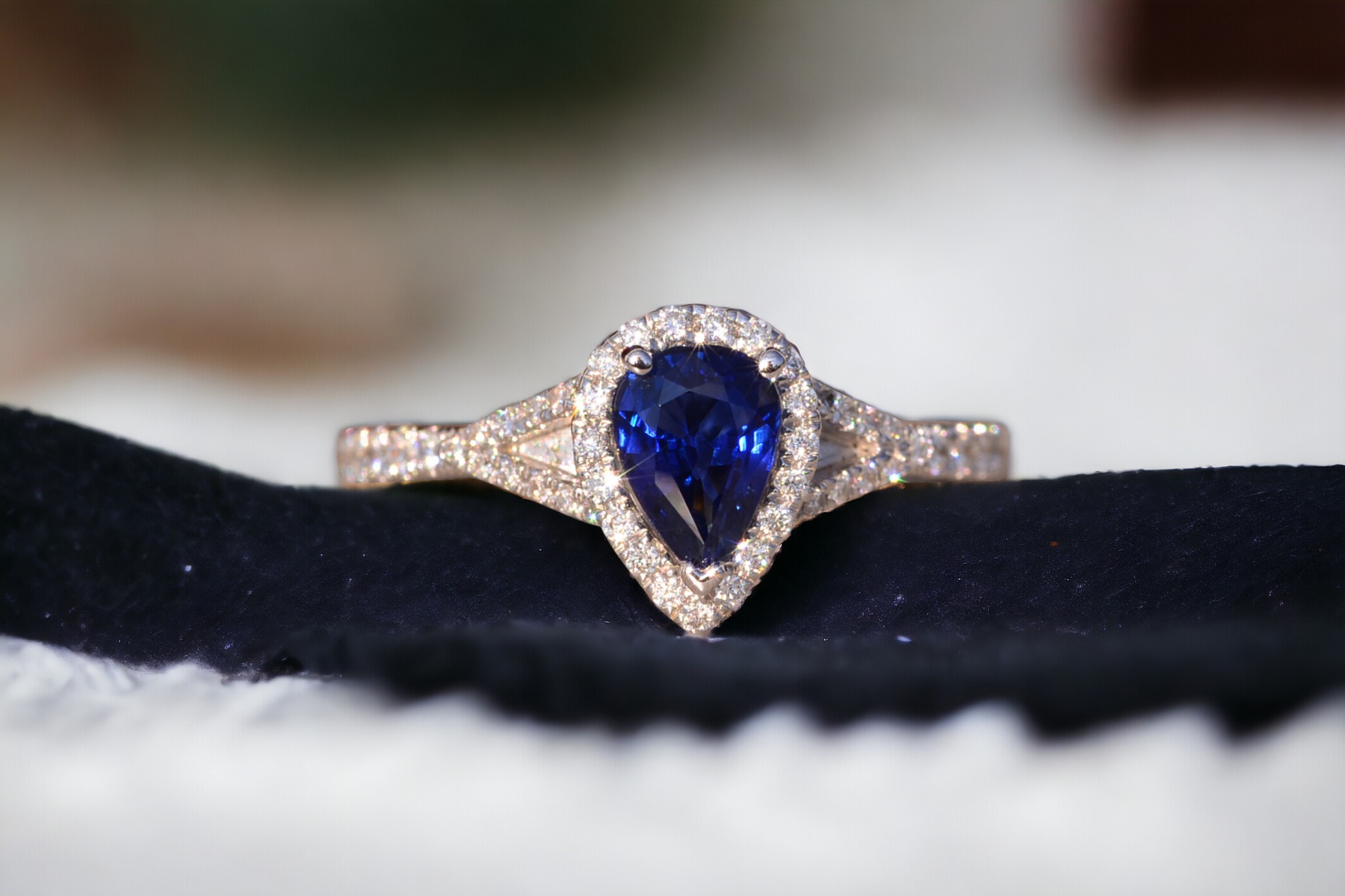 The 100th Avenue: Natural Sapphire and Diamond Ring in White Gold - Image 11