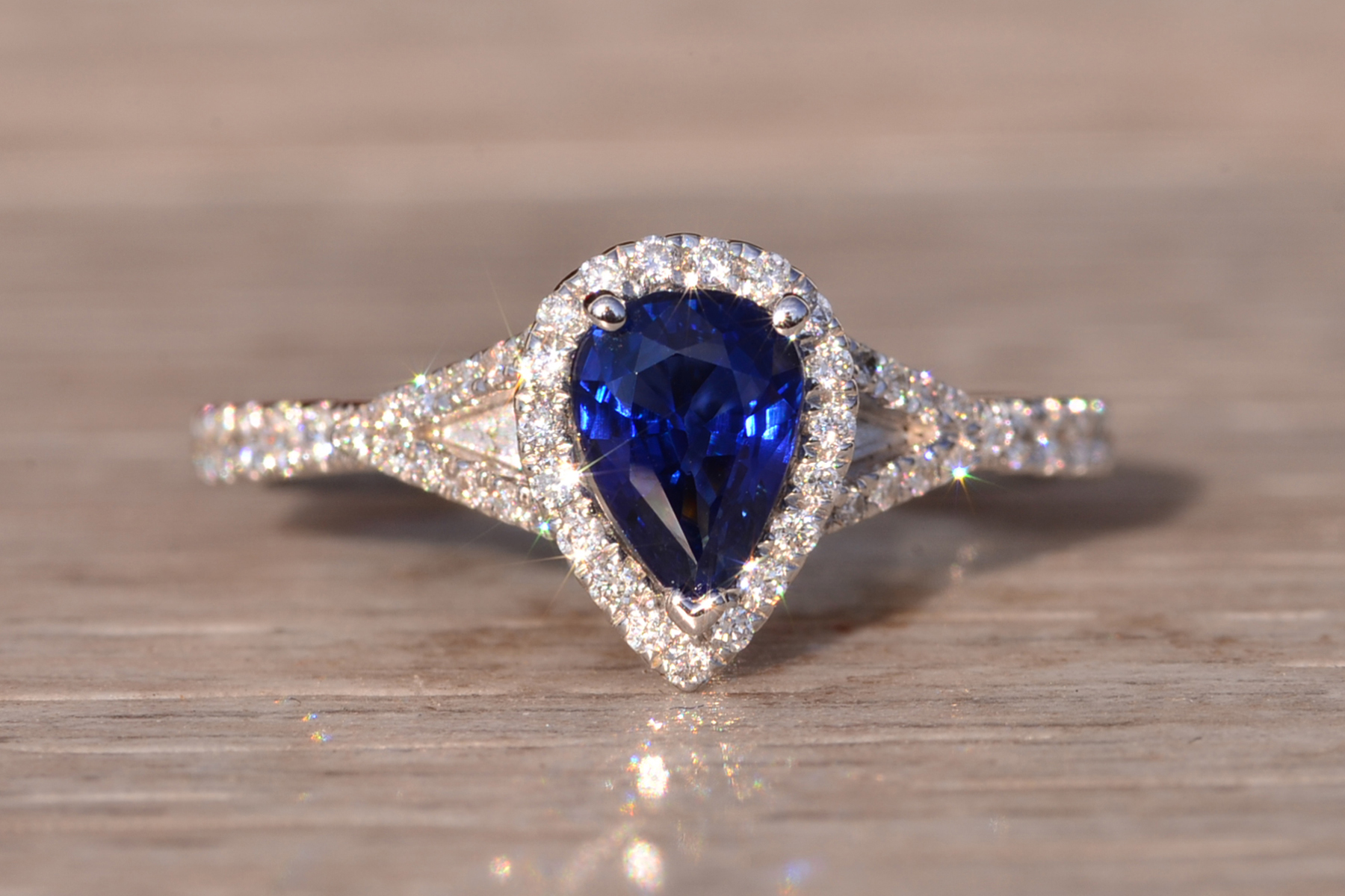 The 100th Avenue: Natural Sapphire and Diamond Ring in White Gold - Image 2