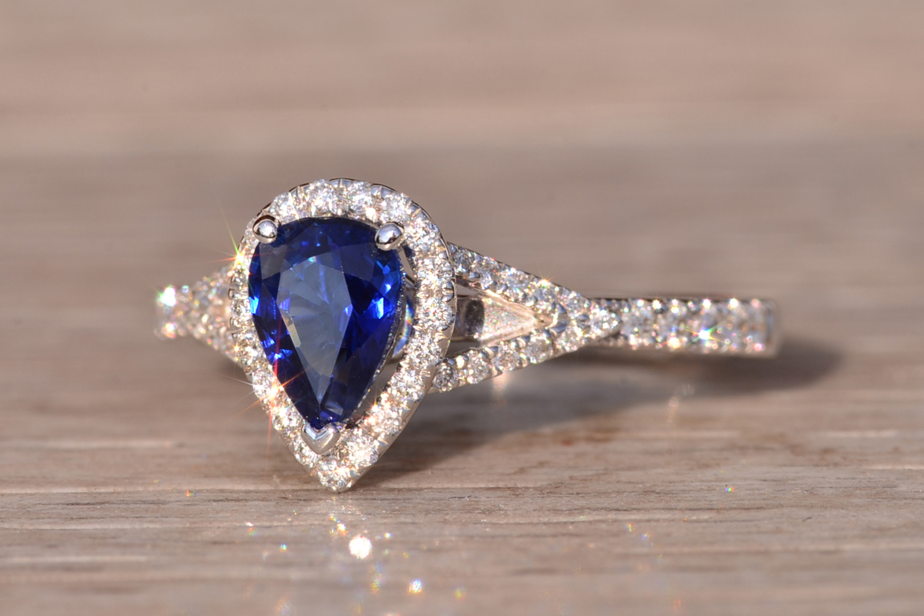 The 100th Avenue: Natural Sapphire and Diamond Ring in White Gold - Image 3