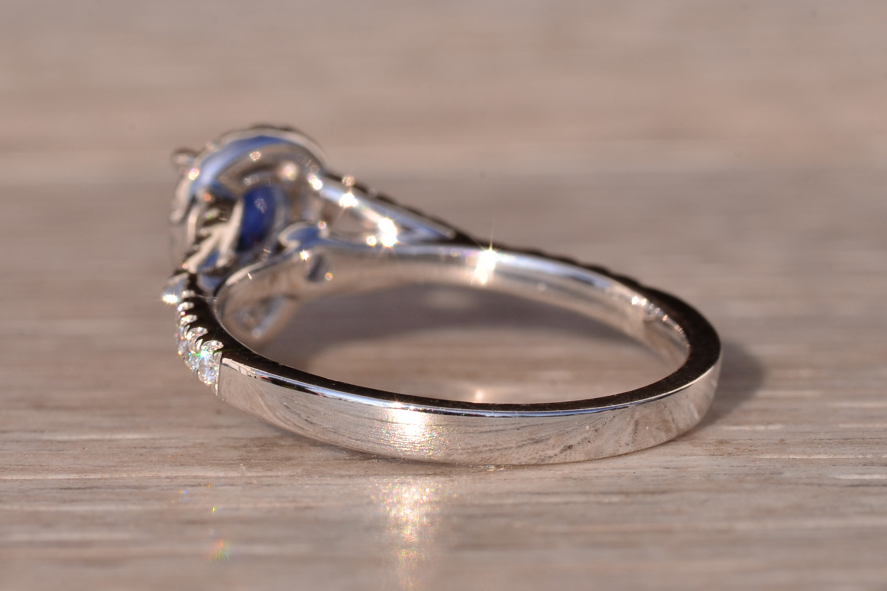 The 100th Avenue: Natural Sapphire and Diamond Ring in White Gold - Image 4