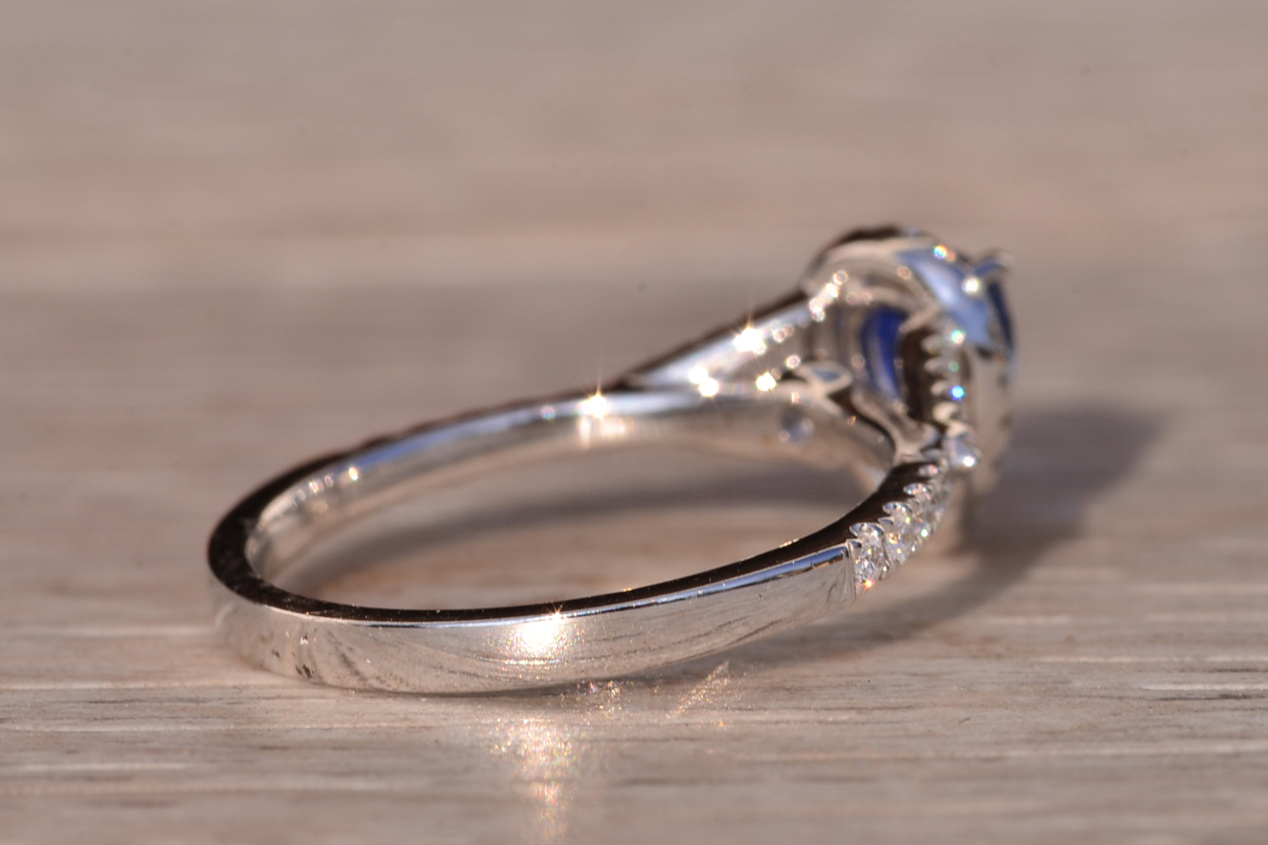 The 100th Avenue: Natural Sapphire and Diamond Ring in White Gold - Image 5