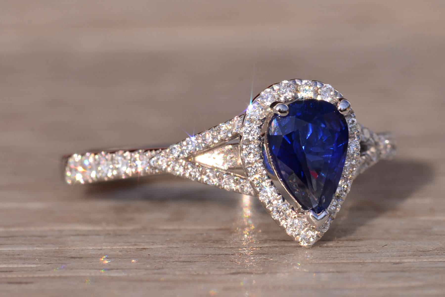 The 100th Avenue: Natural Sapphire and Diamond Ring in White Gold - Image 6