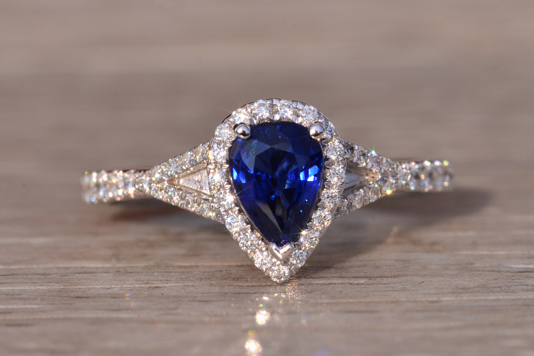 The 100th Avenue: Natural Sapphire and Diamond Ring in White Gold - Image 7