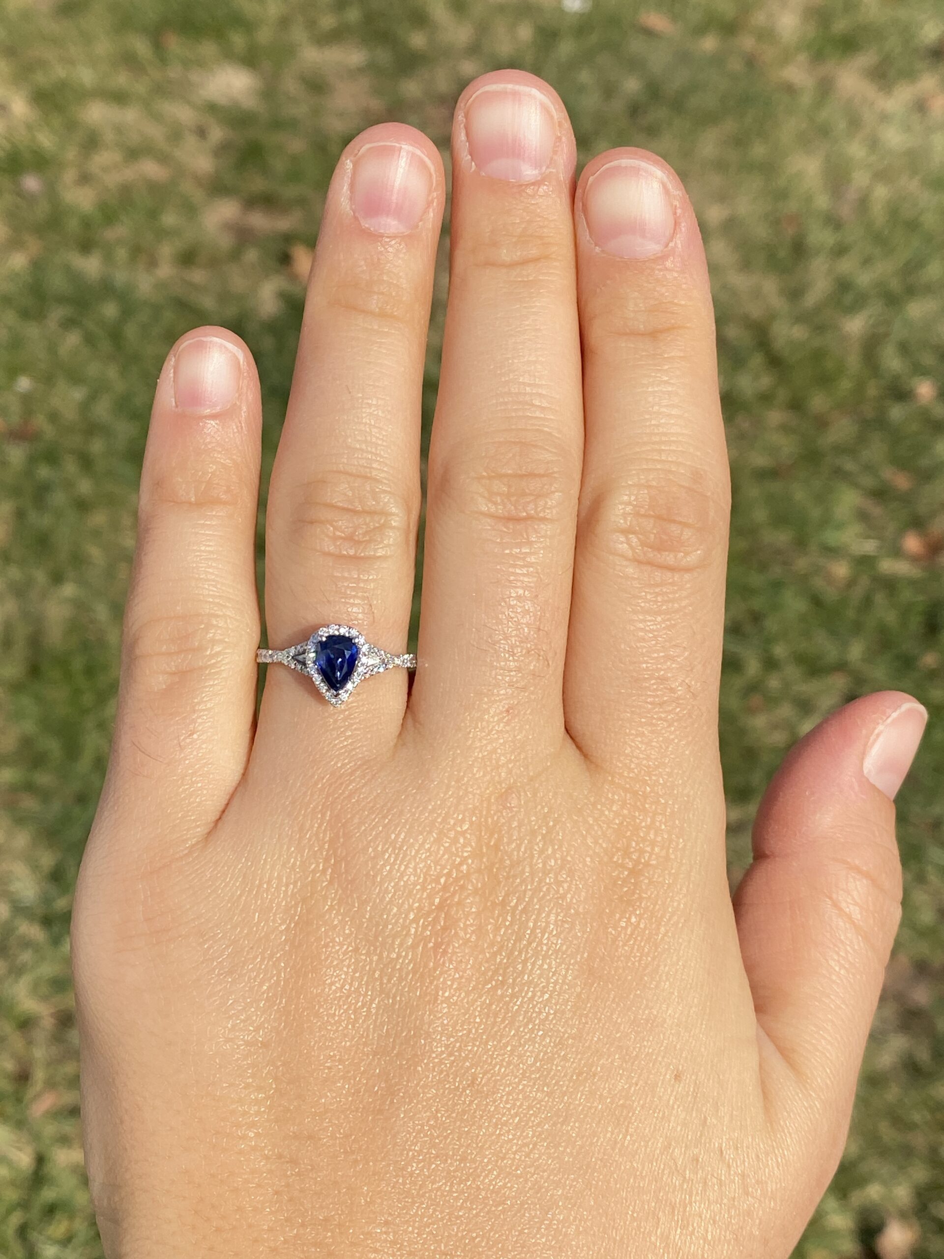 The 100th Avenue: Natural Sapphire and Diamond Ring in White Gold - Image 8