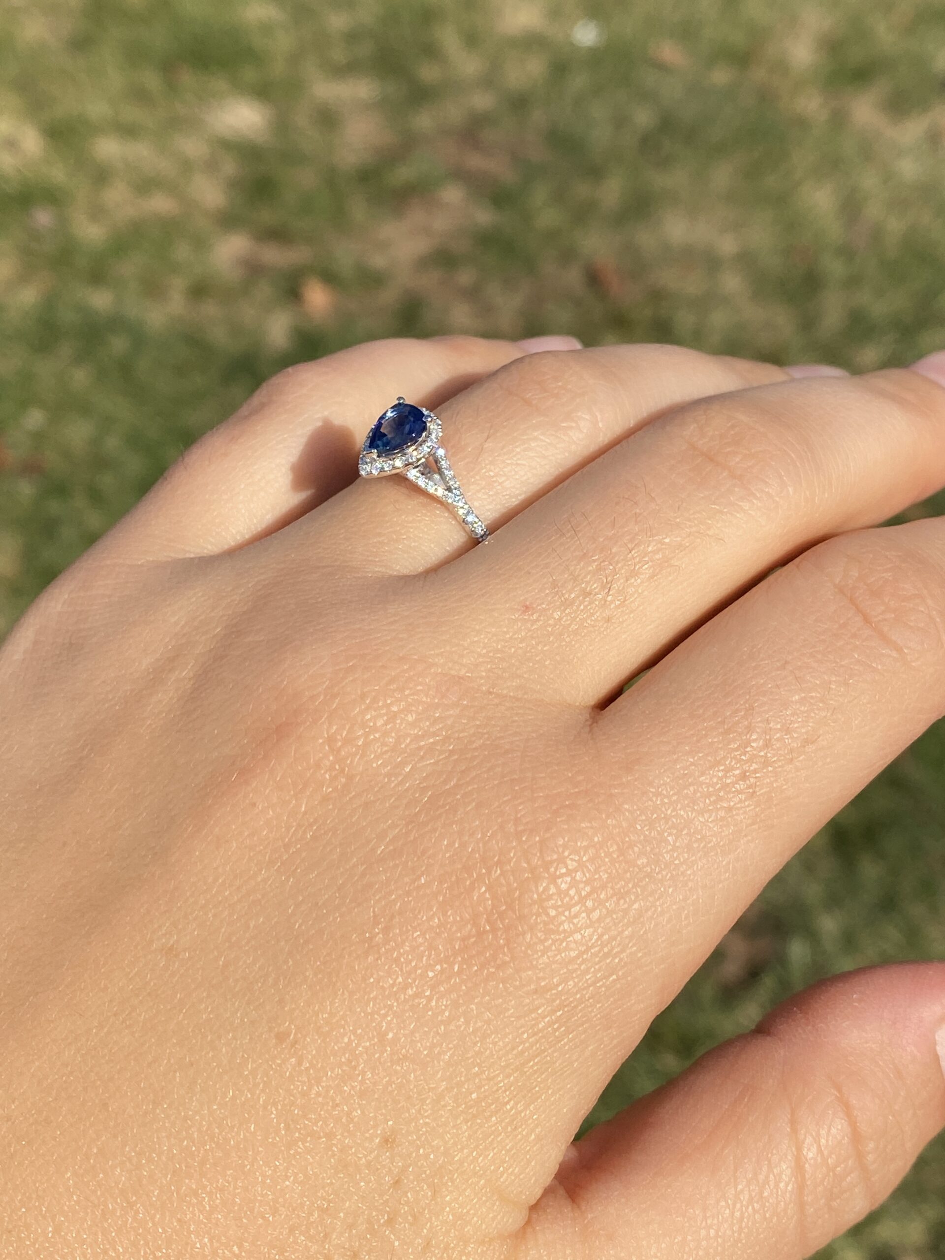 The 100th Avenue: Natural Sapphire and Diamond Ring in White Gold - Image 10