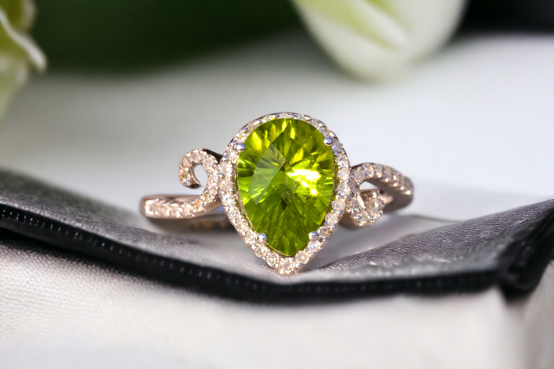 The 92nd Avenue: Peridot and Natural Diamond Ring in White Gold - Image 10